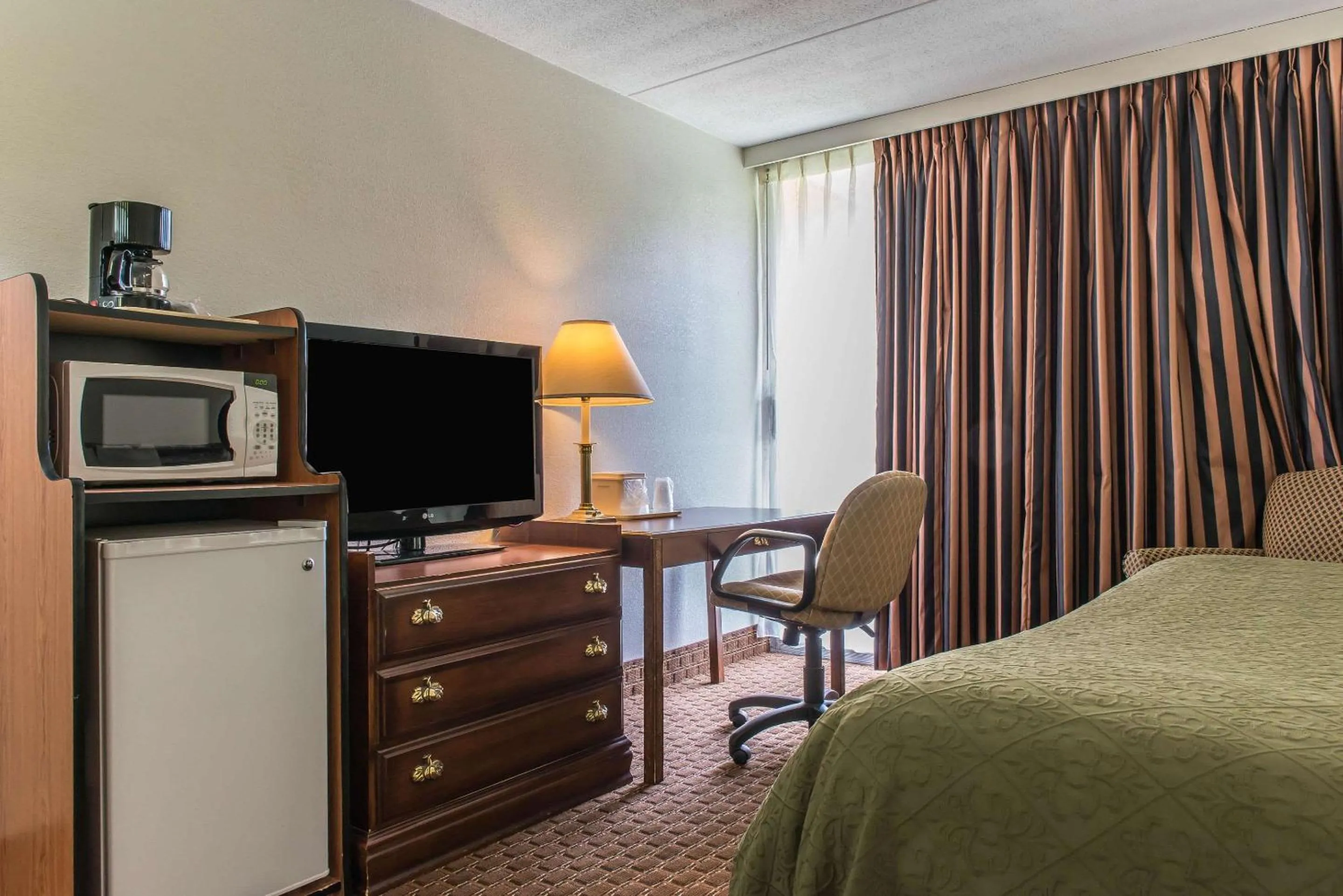 Photo of the whole room, TV/Entertainment Center in Rodeway Inn Brookville