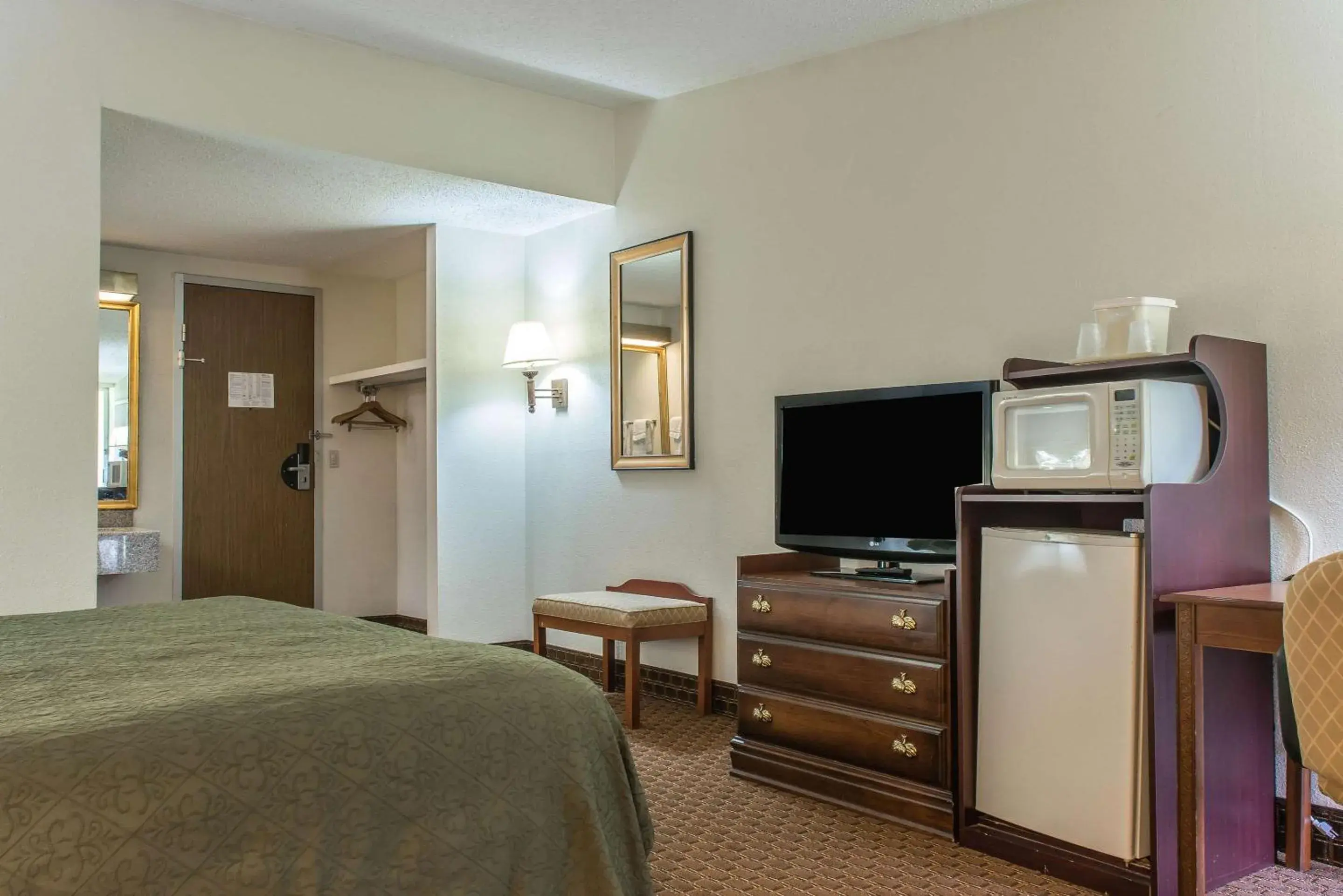 Photo of the whole room, TV/Entertainment Center in Rodeway Inn Brookville Photo of the whole room, TV/Entertainment Center in Rodeway Inn Brookville