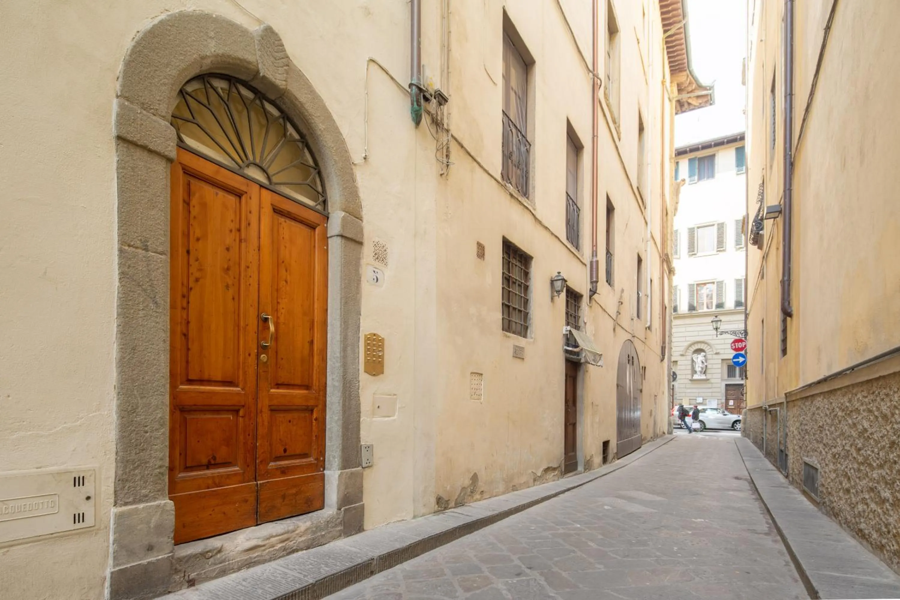 Facade/entrance in Vellutini by Mmega