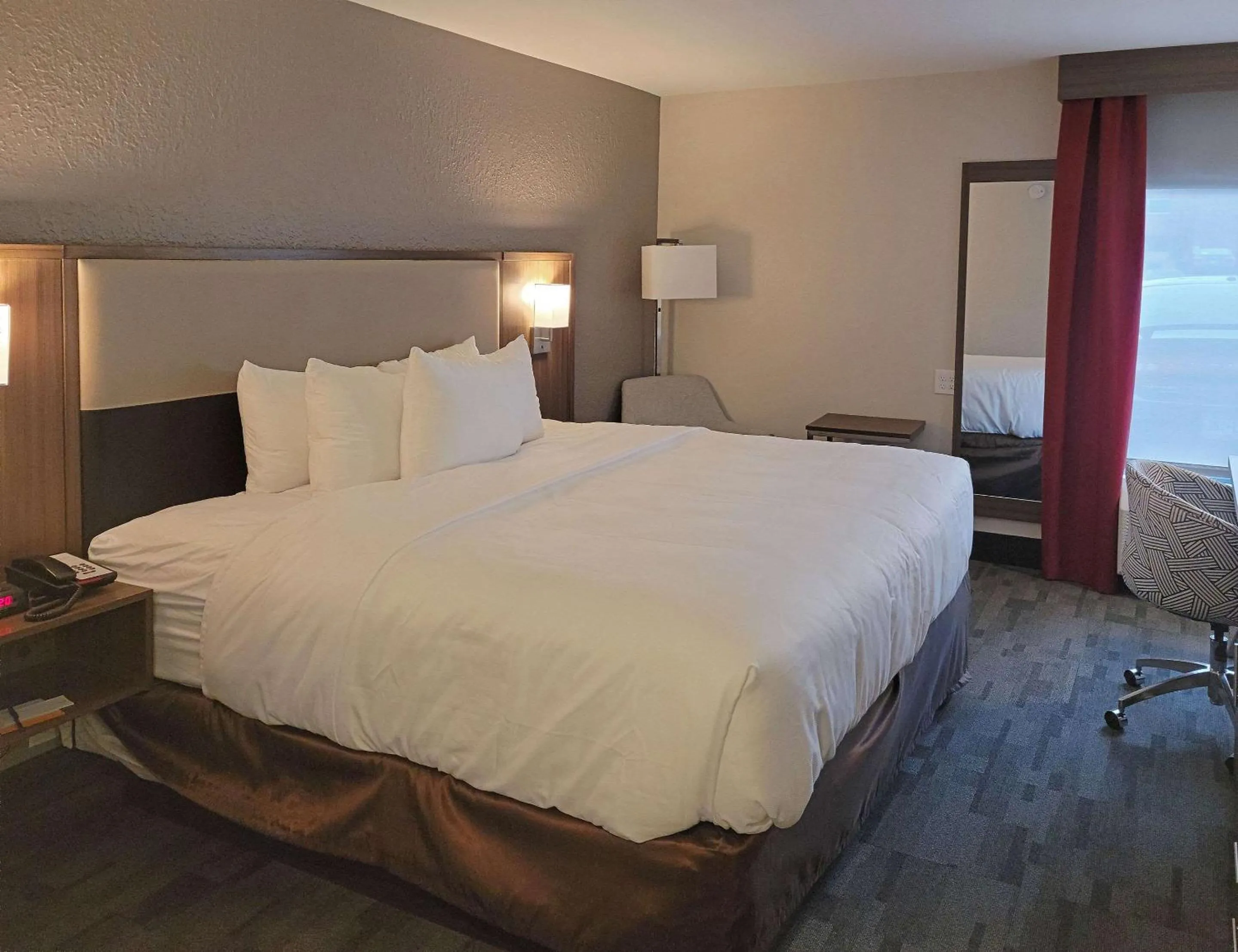 Photo of the whole room, Bed in Comfort Inn & Suites Wyomissing-Reading