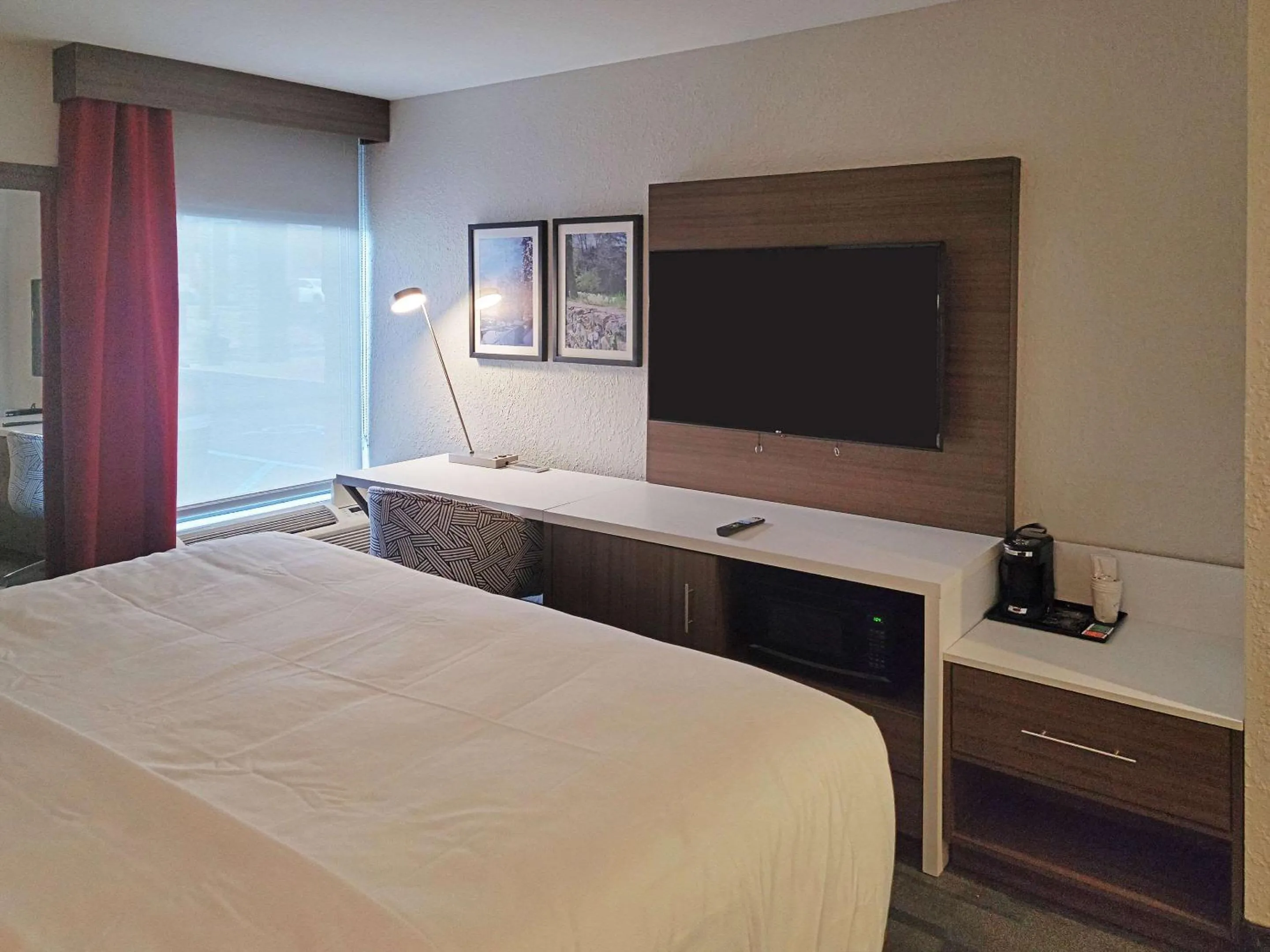 TV and multimedia, Bed in Comfort Inn & Suites Wyomissing-Reading