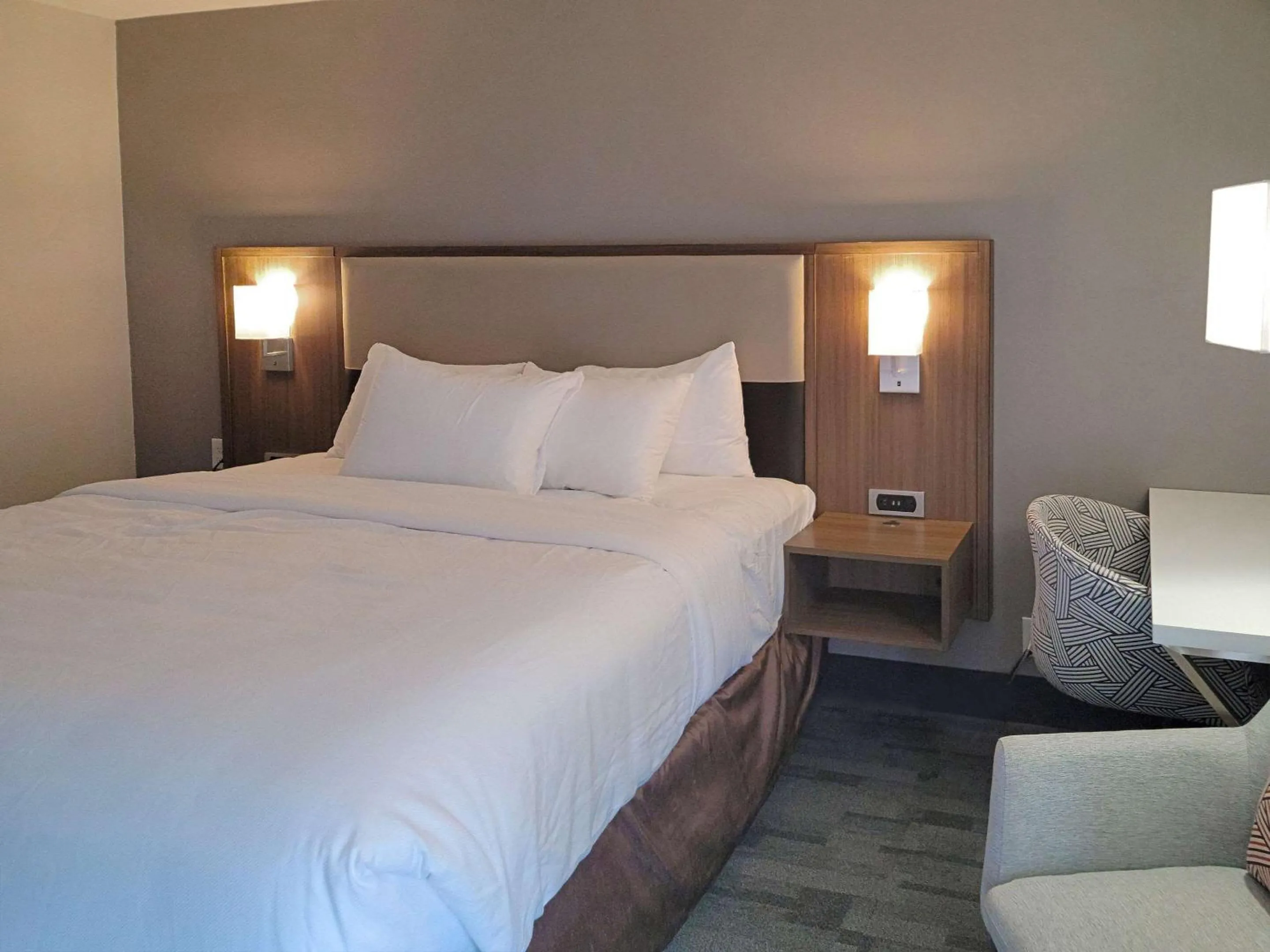 Photo of the whole room, Bed in Comfort Inn & Suites Wyomissing-Reading