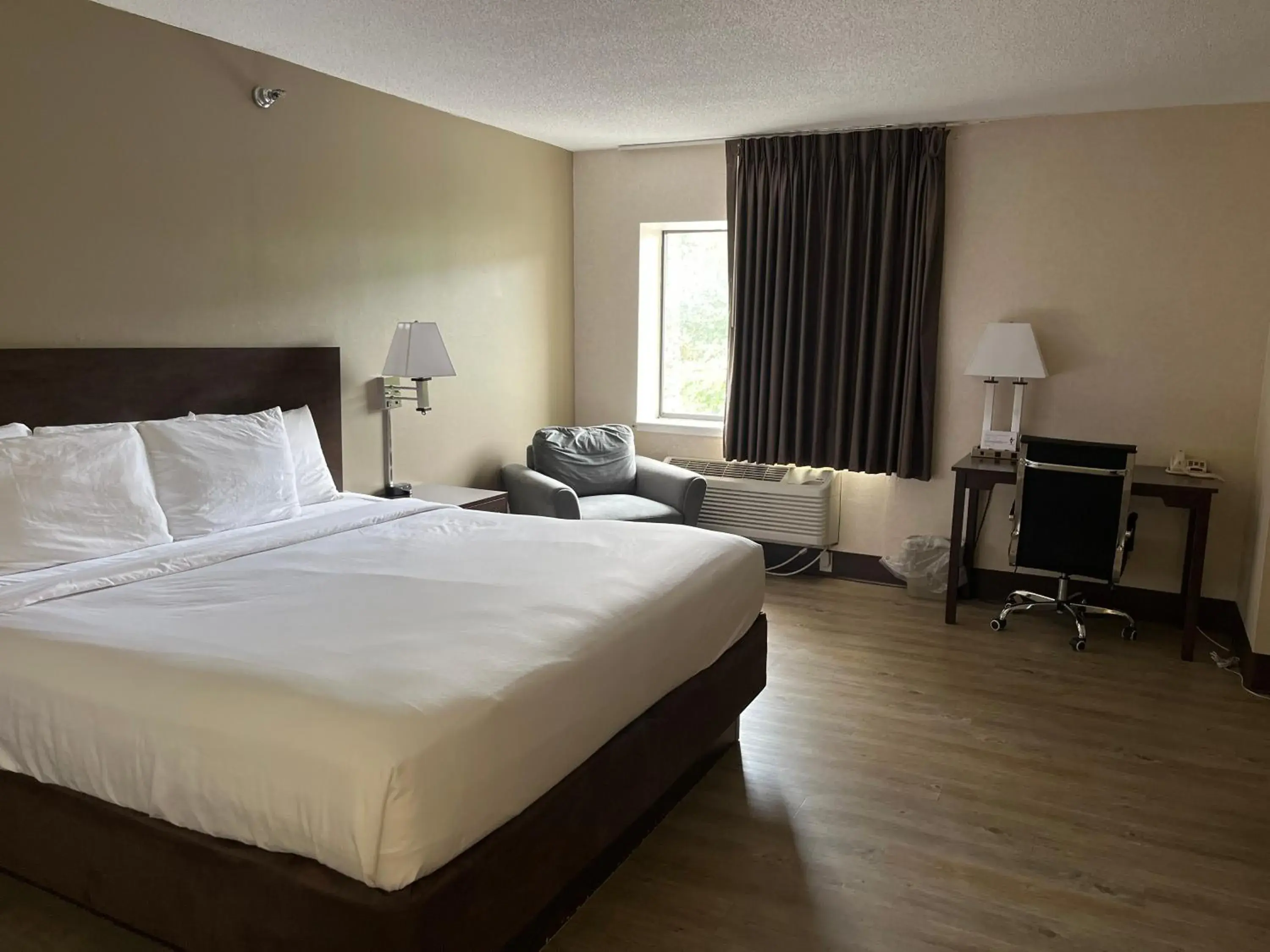 Bed in Quality Inn Wilkes-Barre near Arena Bed in Quality Inn Wilkes-Barre near Arena