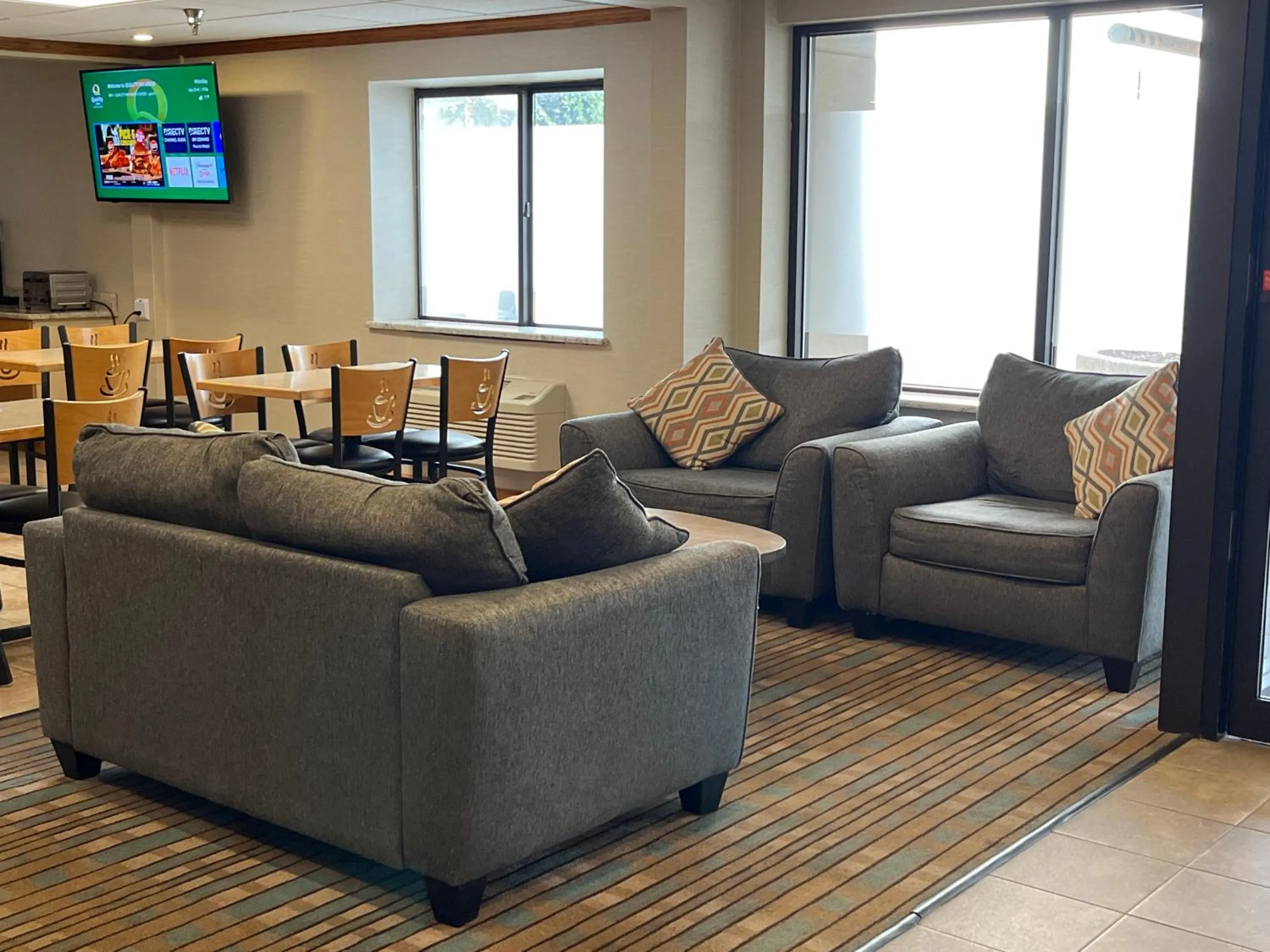 Seating area in Quality Inn Wilkes-Barre near Arena