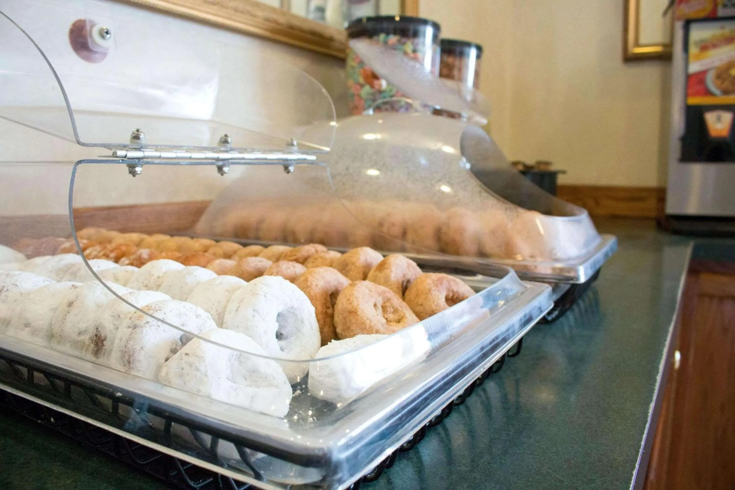 Restaurant/places to eat in Econo Lodge Williamsport