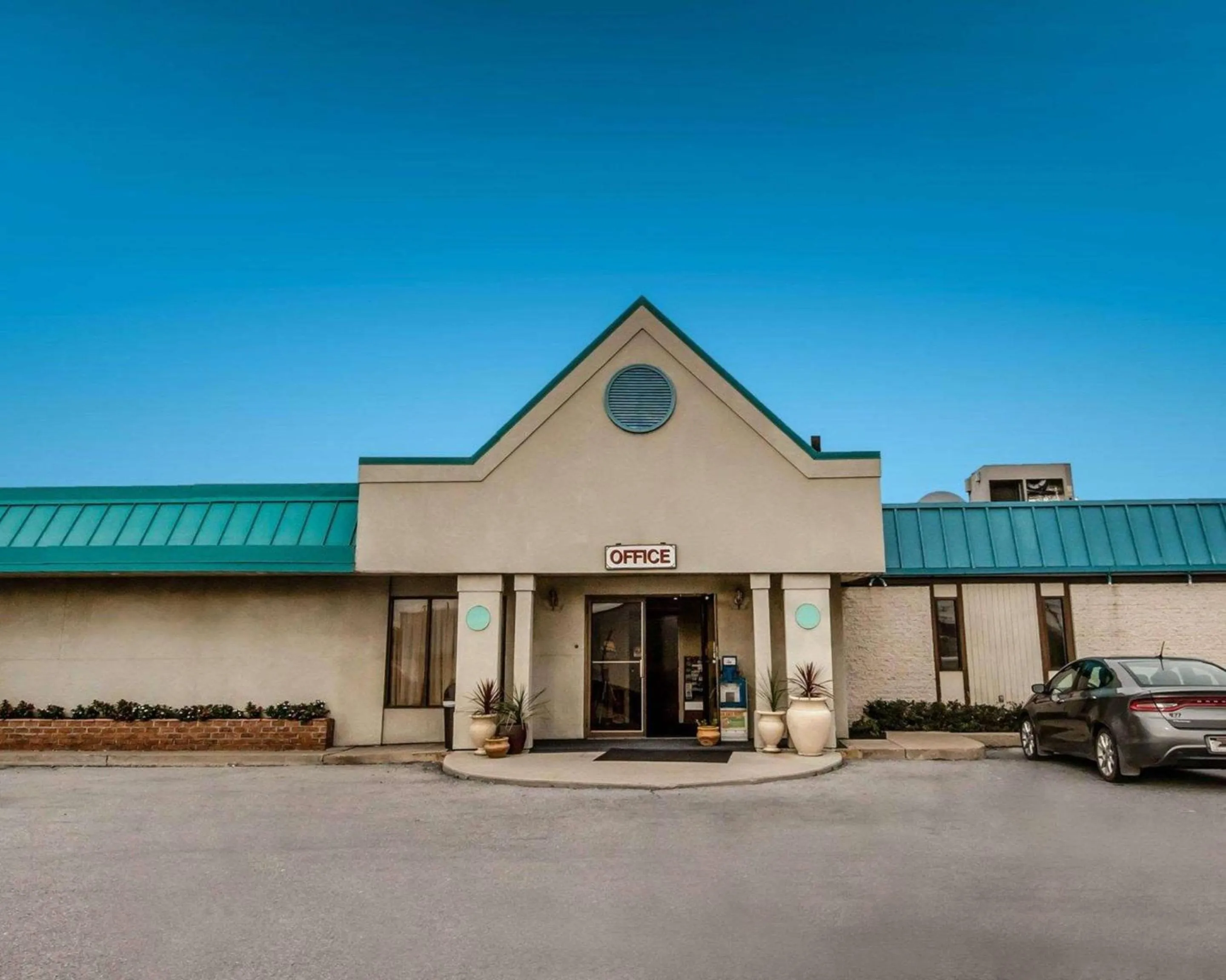Property Building in Econo Lodge Altoona I-99