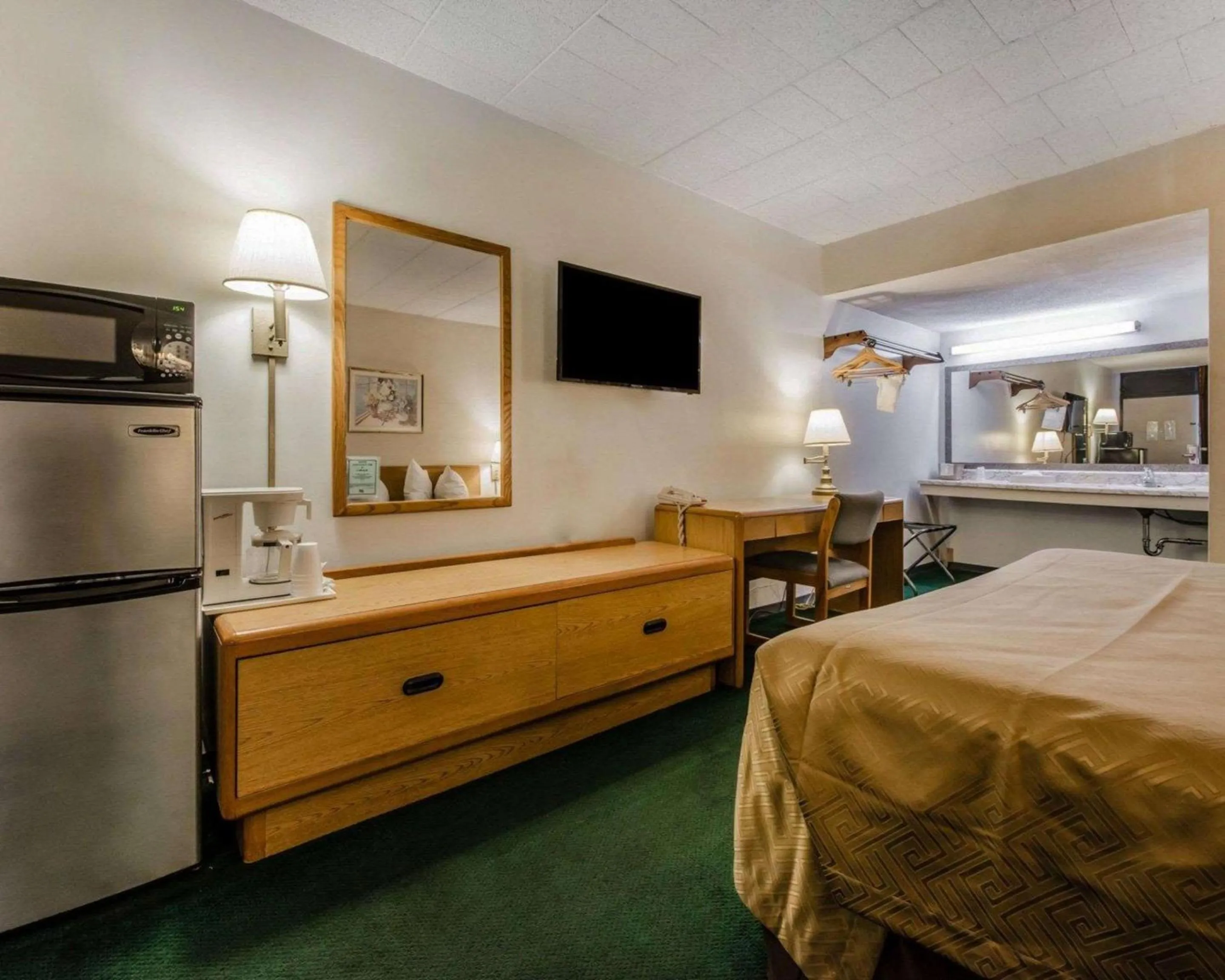 Photo of the whole room, TV/Entertainment Center in Econo Lodge Altoona I-99