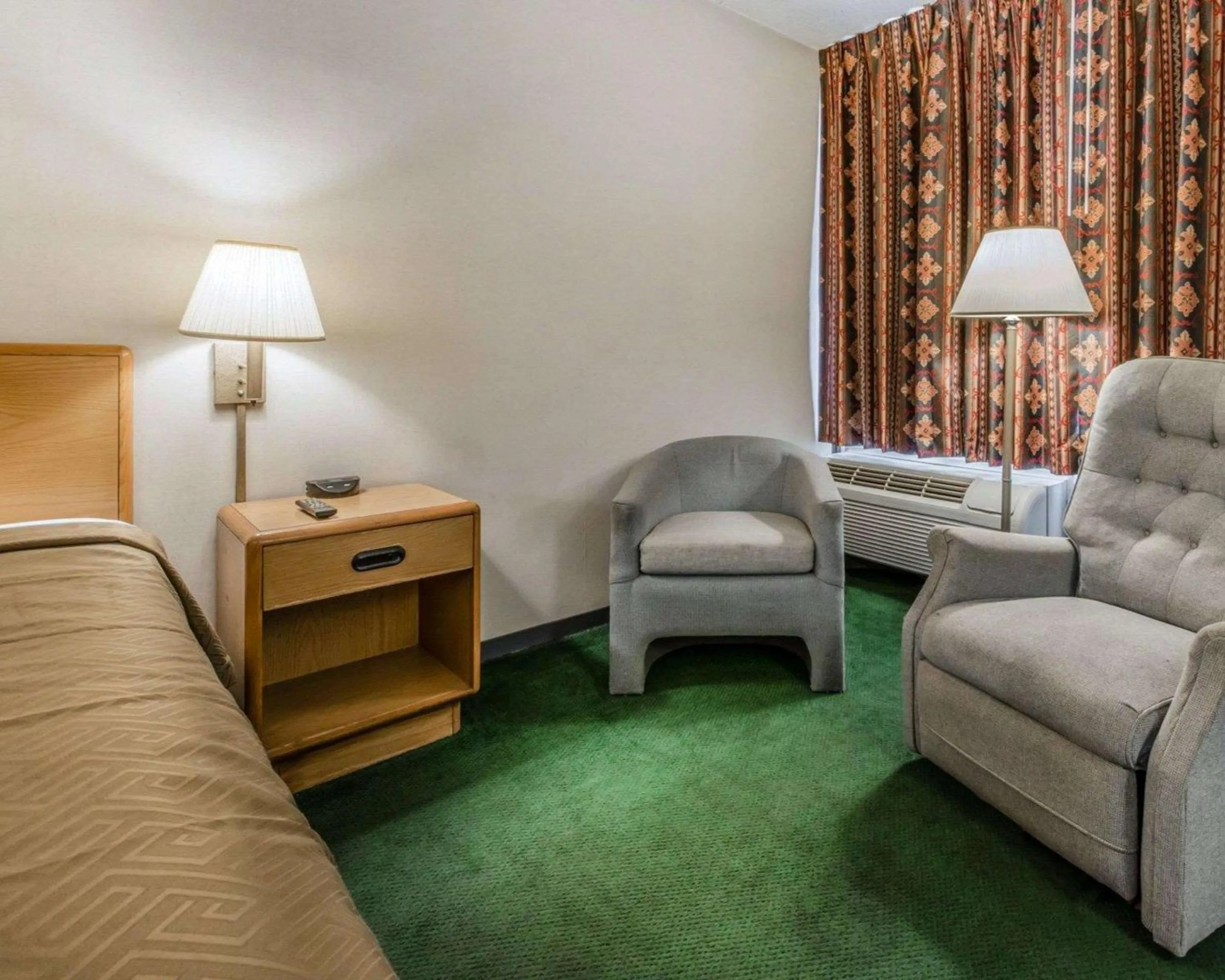 Photo of the whole room, Seating Area in Econo Lodge Altoona I-99