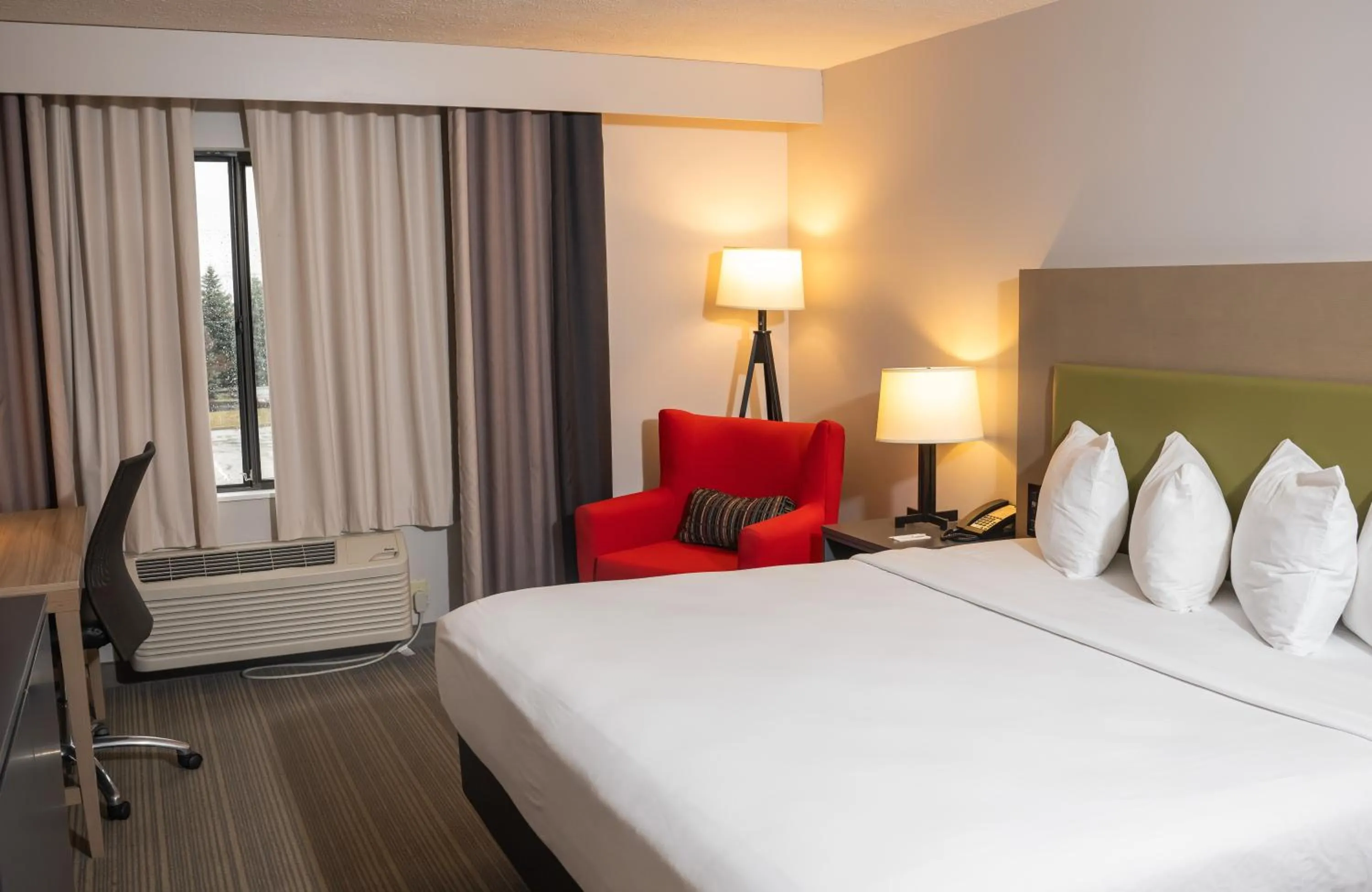 Bed in Country Inn & Suites by Radisson, Erie, PA