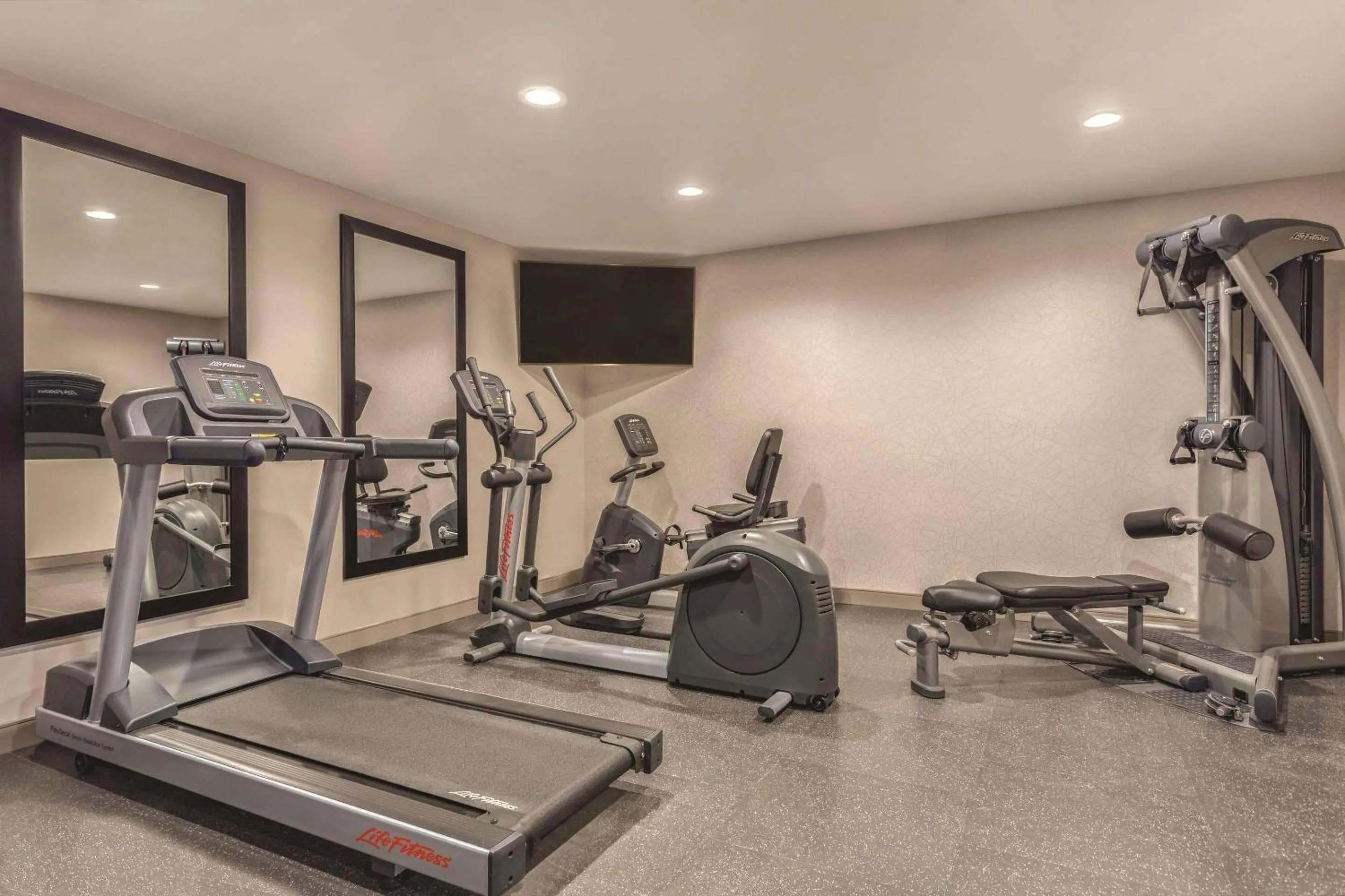 Fitness centre/facilities in Country Inn & Suites by Radisson, Erie, PA