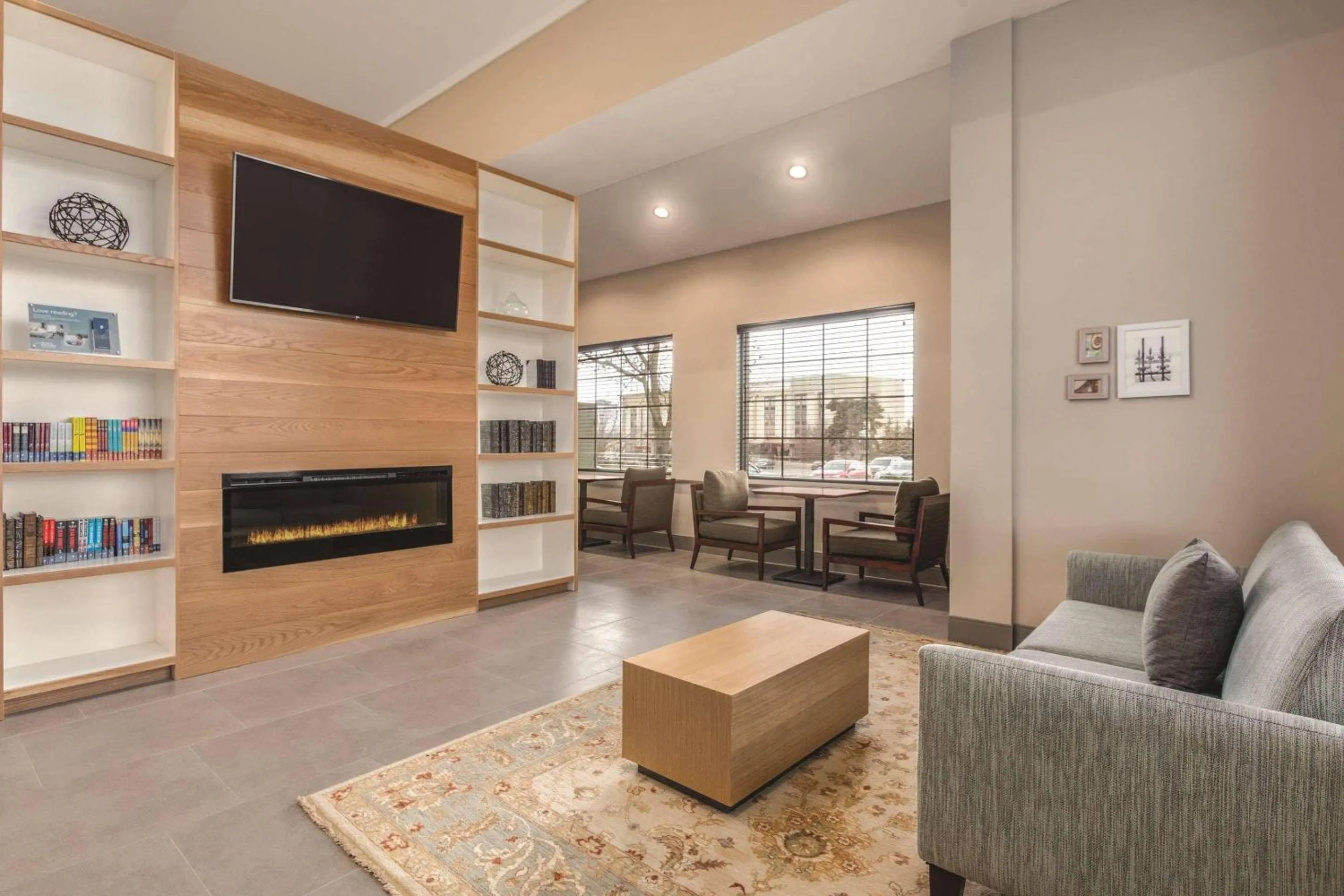 Lobby or reception in Country Inn & Suites by Radisson, Erie, PA