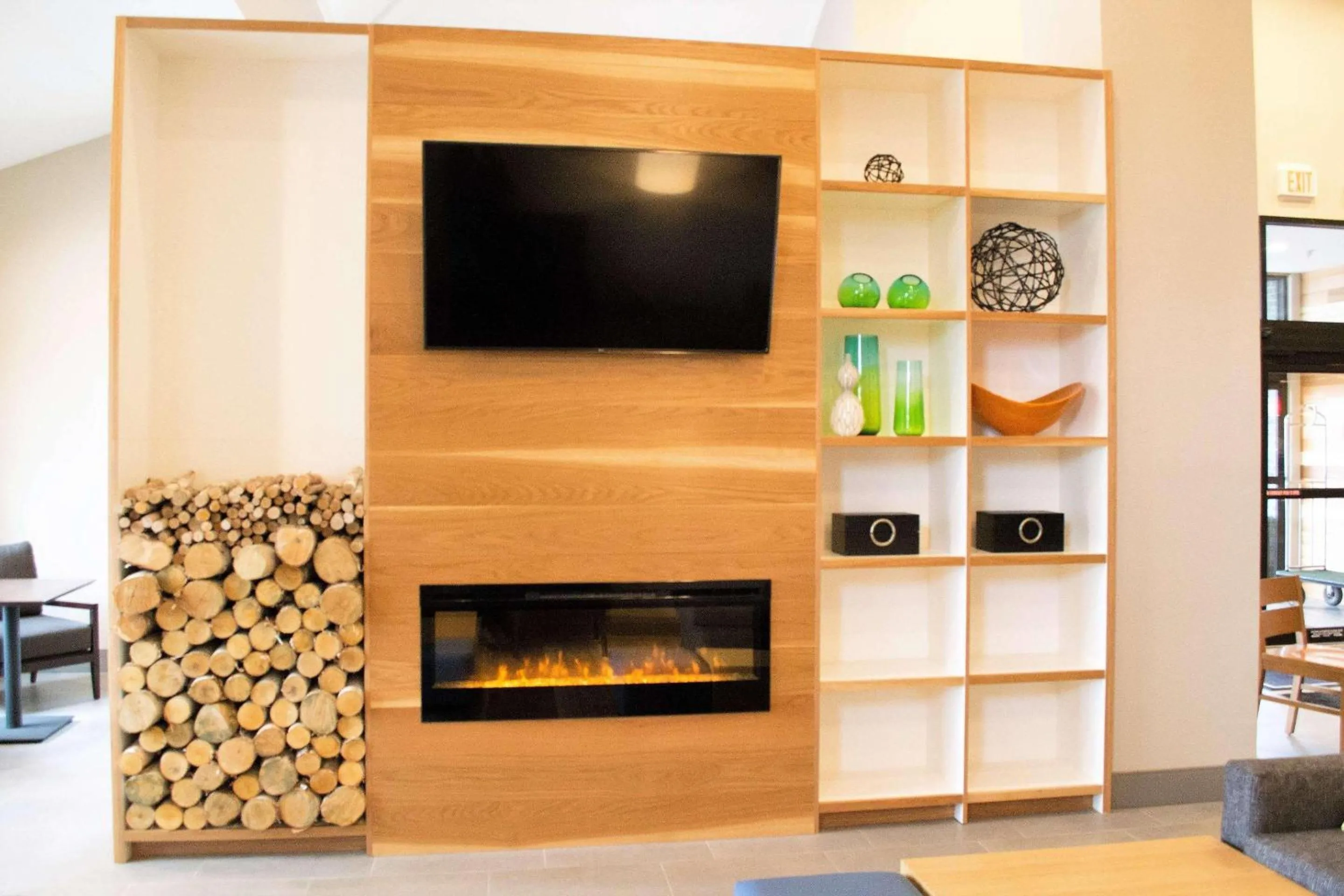 Lobby or reception in Country Inn & Suites by Radisson, Erie, PA