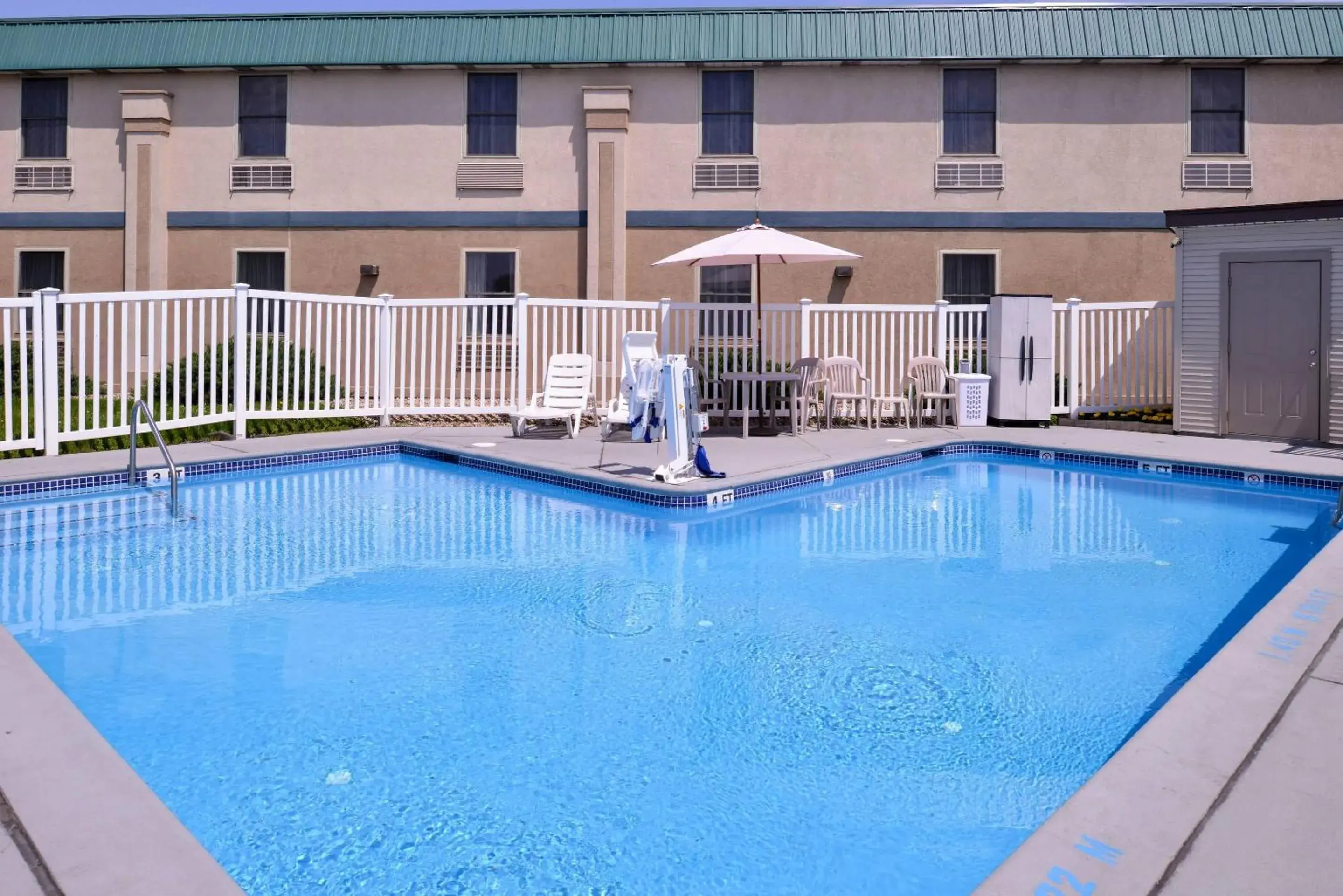 Swimming pool in Quality Inn Selinsgrove Swimming pool in Quality Inn Selinsgrove