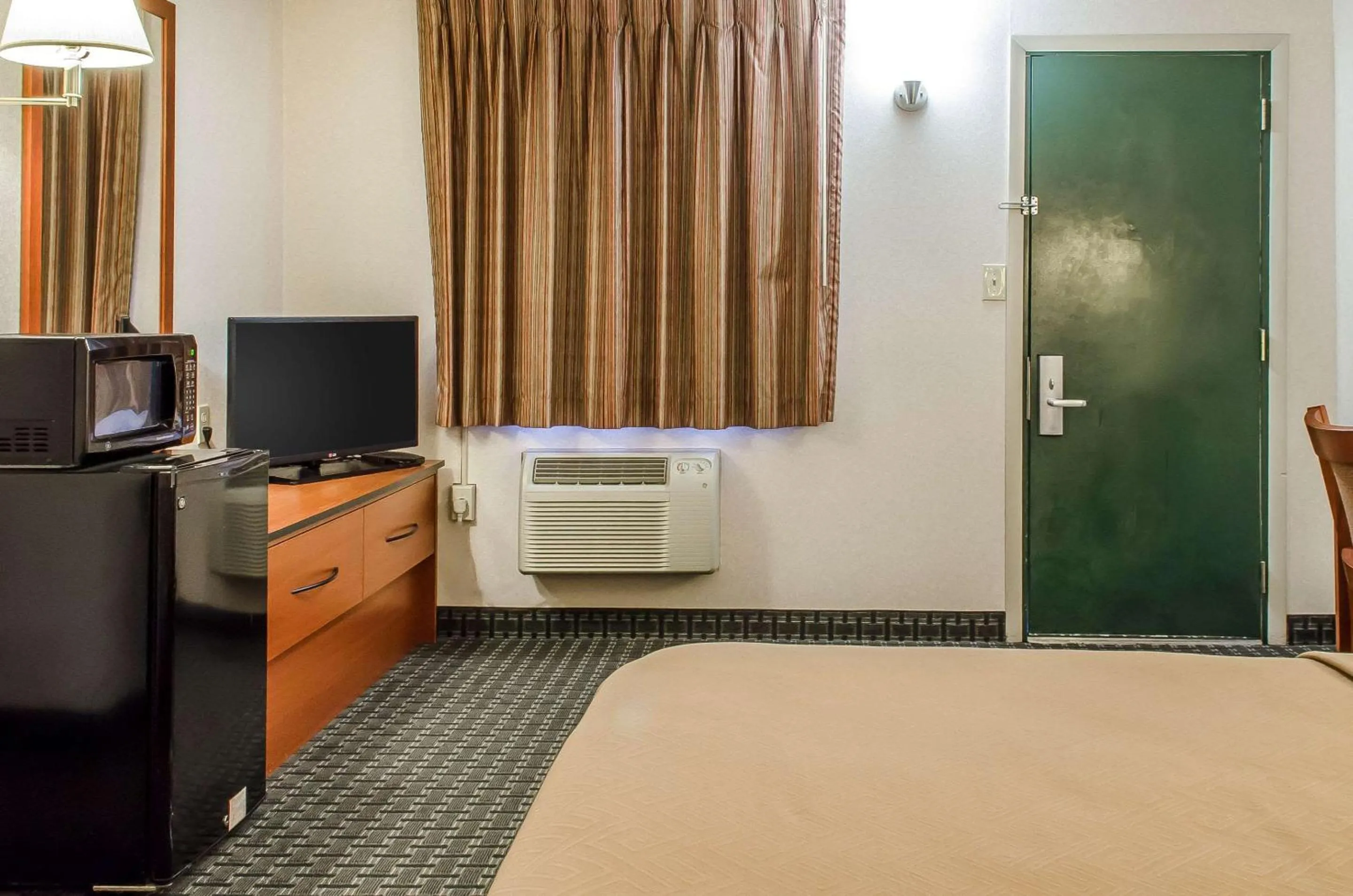 Photo of the whole room in Rodeway Inn State College - near University