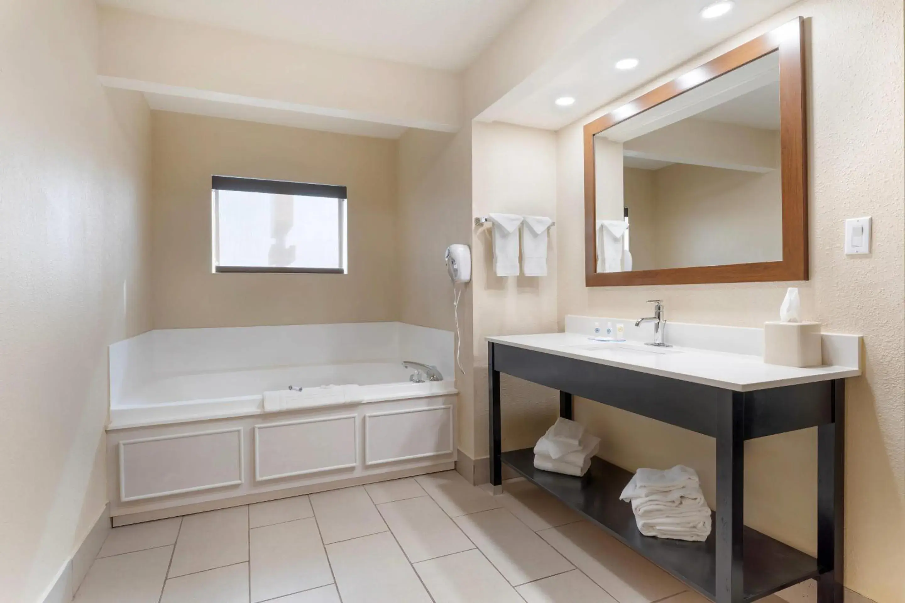 Bedroom in Comfort Inn Ebensburg Bedroom in Comfort Inn Ebensburg