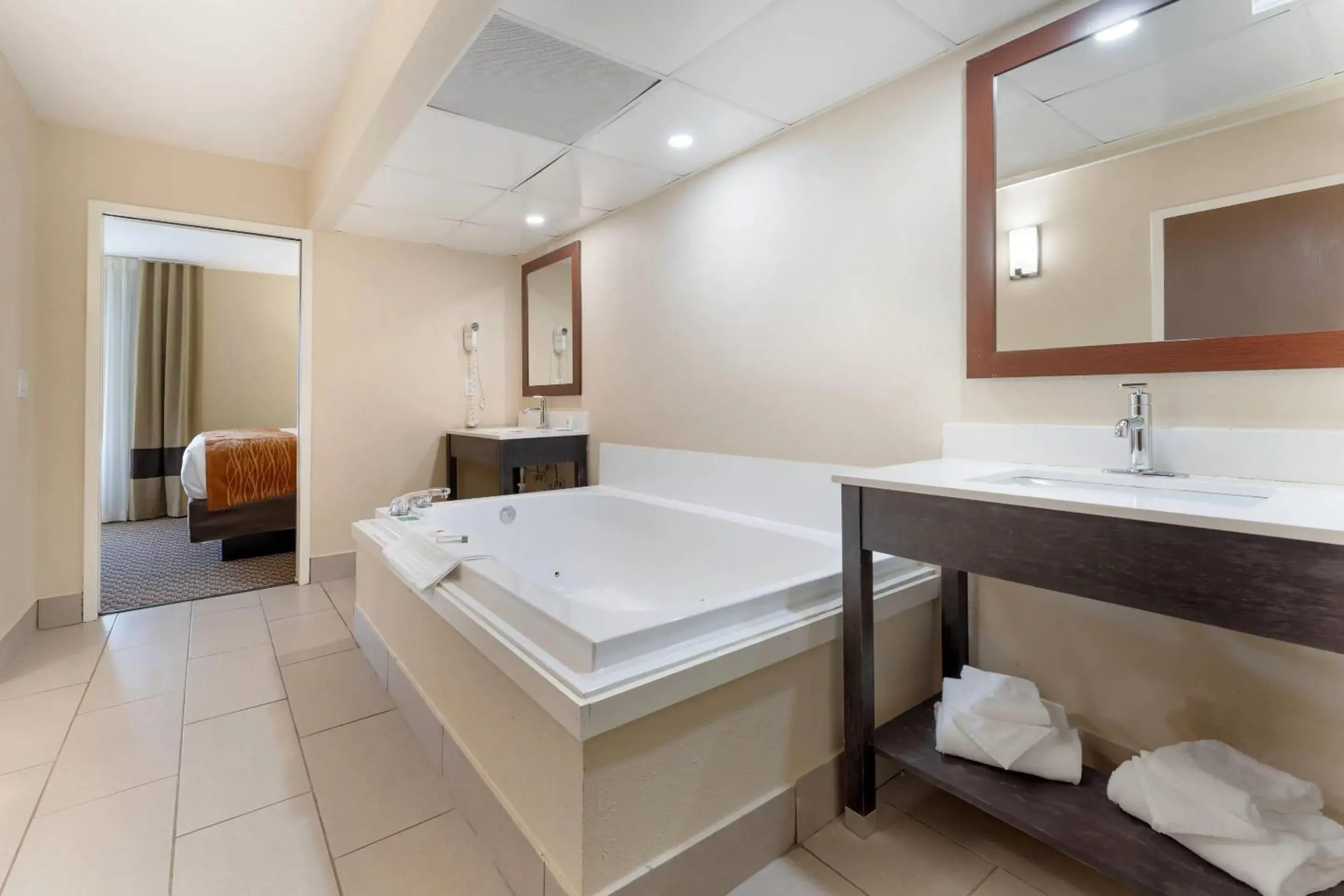 Bedroom, Bed in Comfort Inn Ebensburg Bedroom, Bed in Comfort Inn Ebensburg