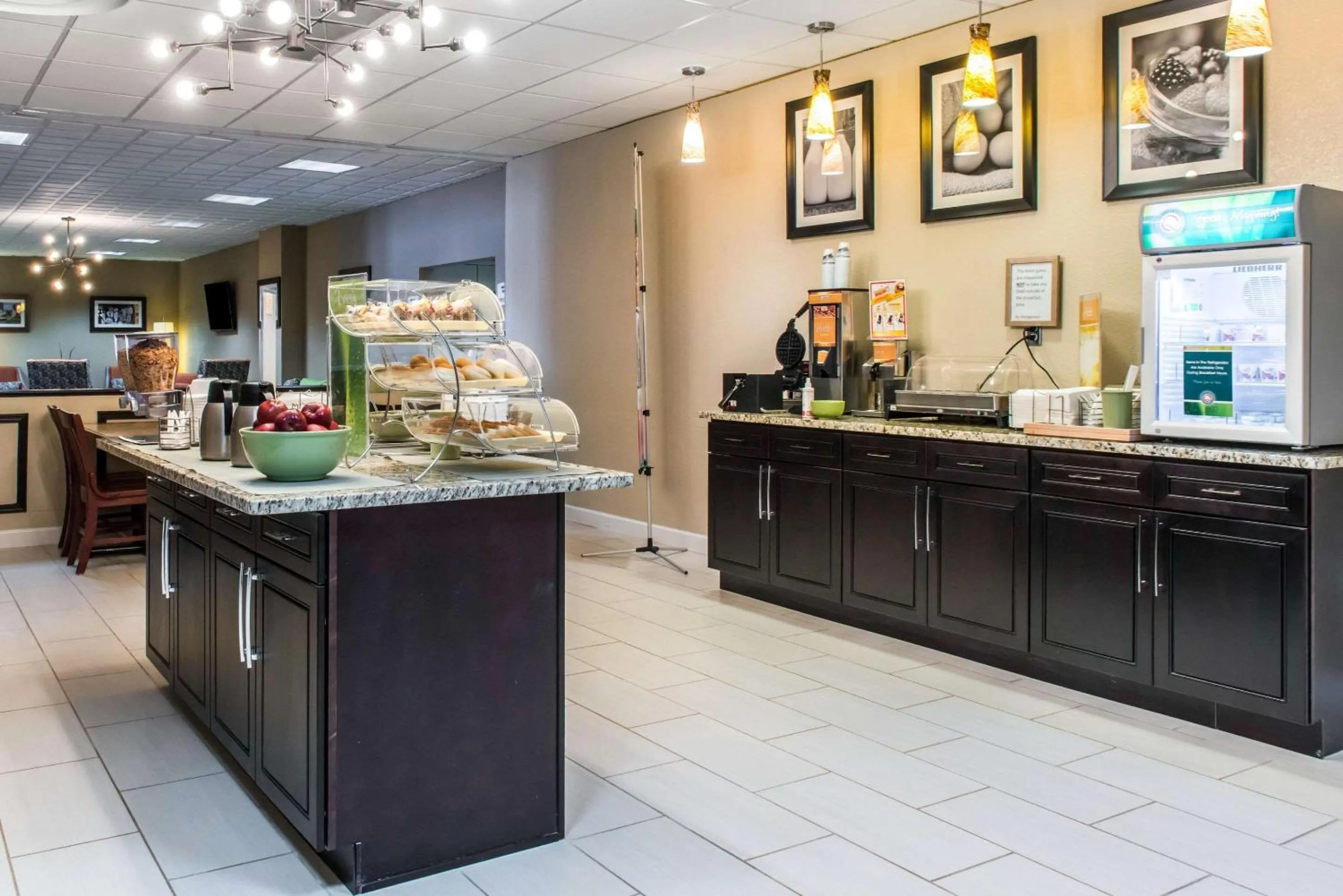 Restaurant/places to eat in Quality Inn