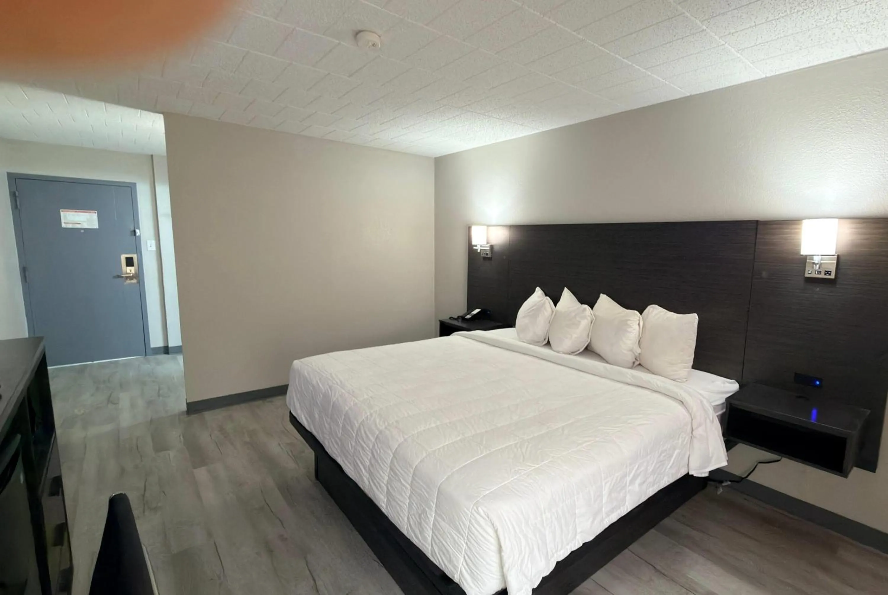 Photo of the whole room, Bed in Ramada by Wyndham New Kensington
