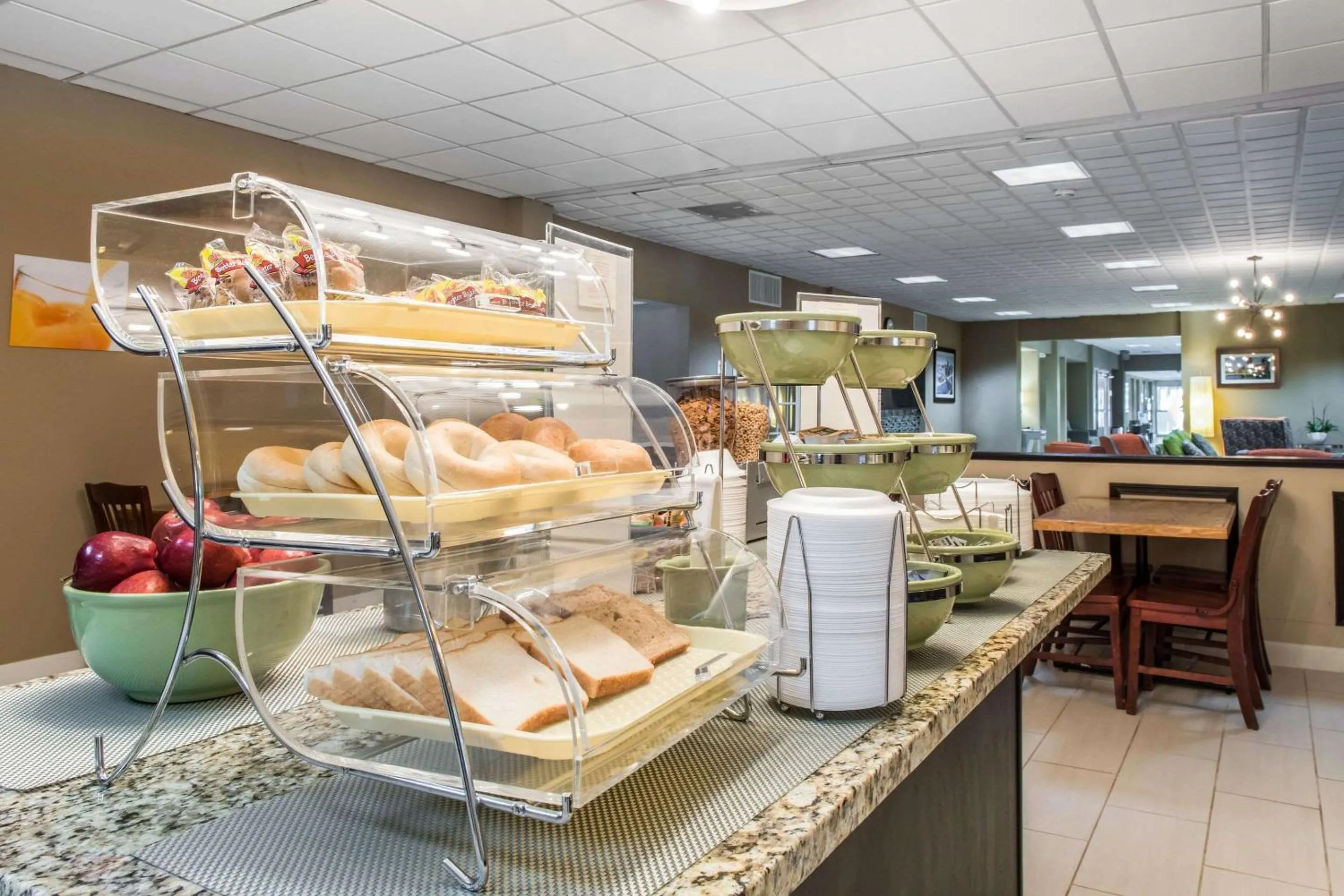 Restaurant/places to eat in Quality Inn