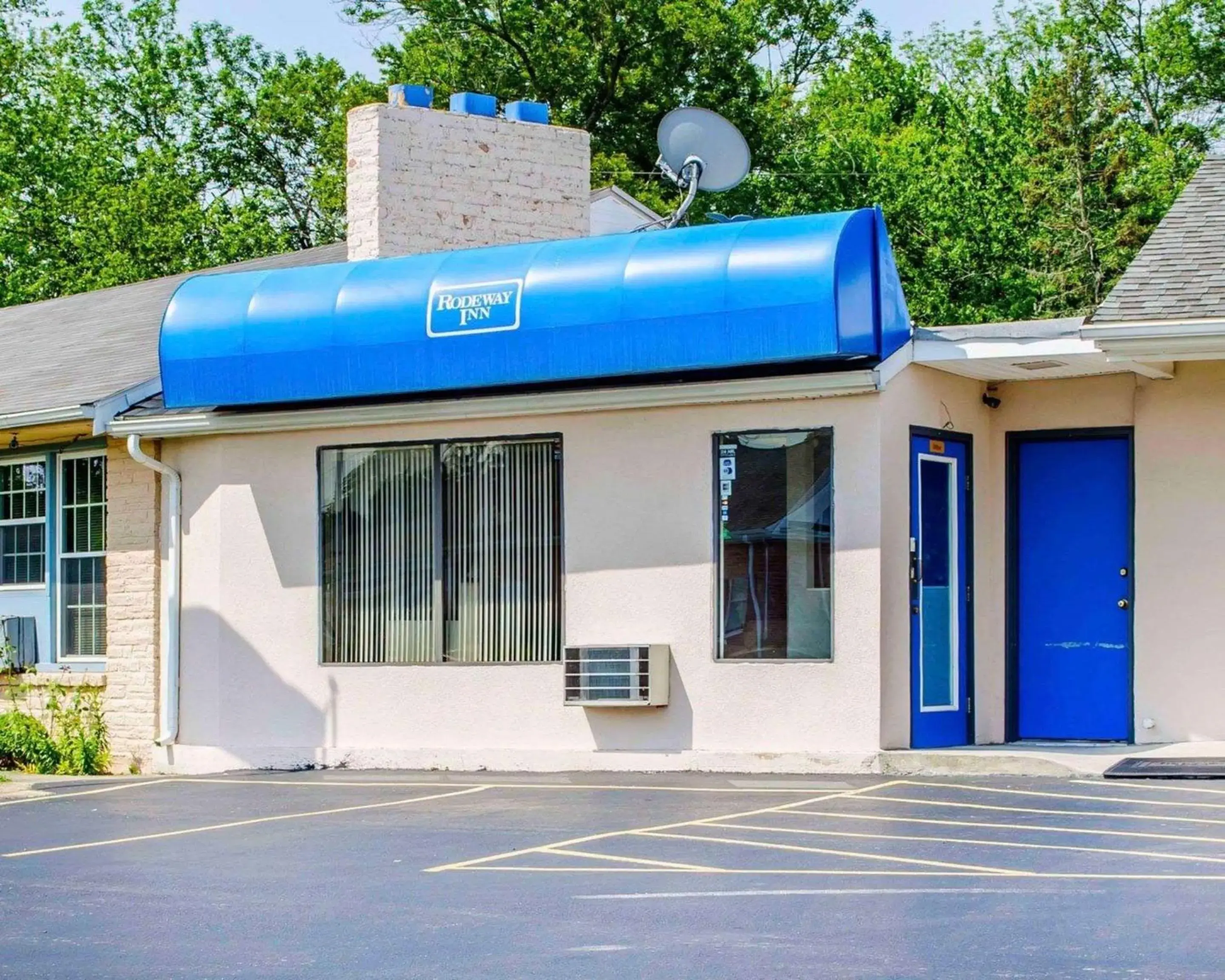 Property building in Rodeway Inn Dillsburg Property building in Rodeway Inn Dillsburg