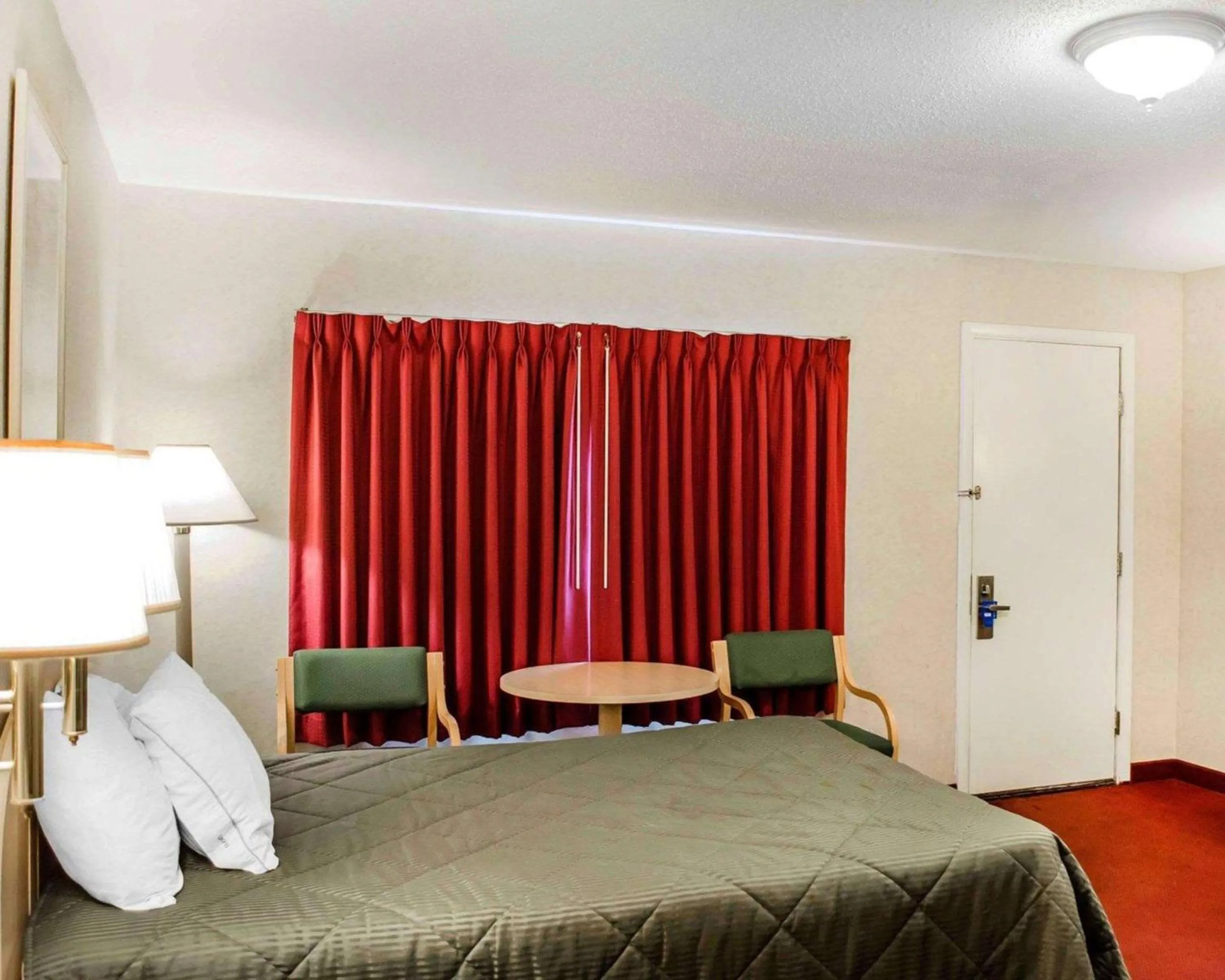 Photo of the whole room, Bed in Rodeway Inn Dillsburg