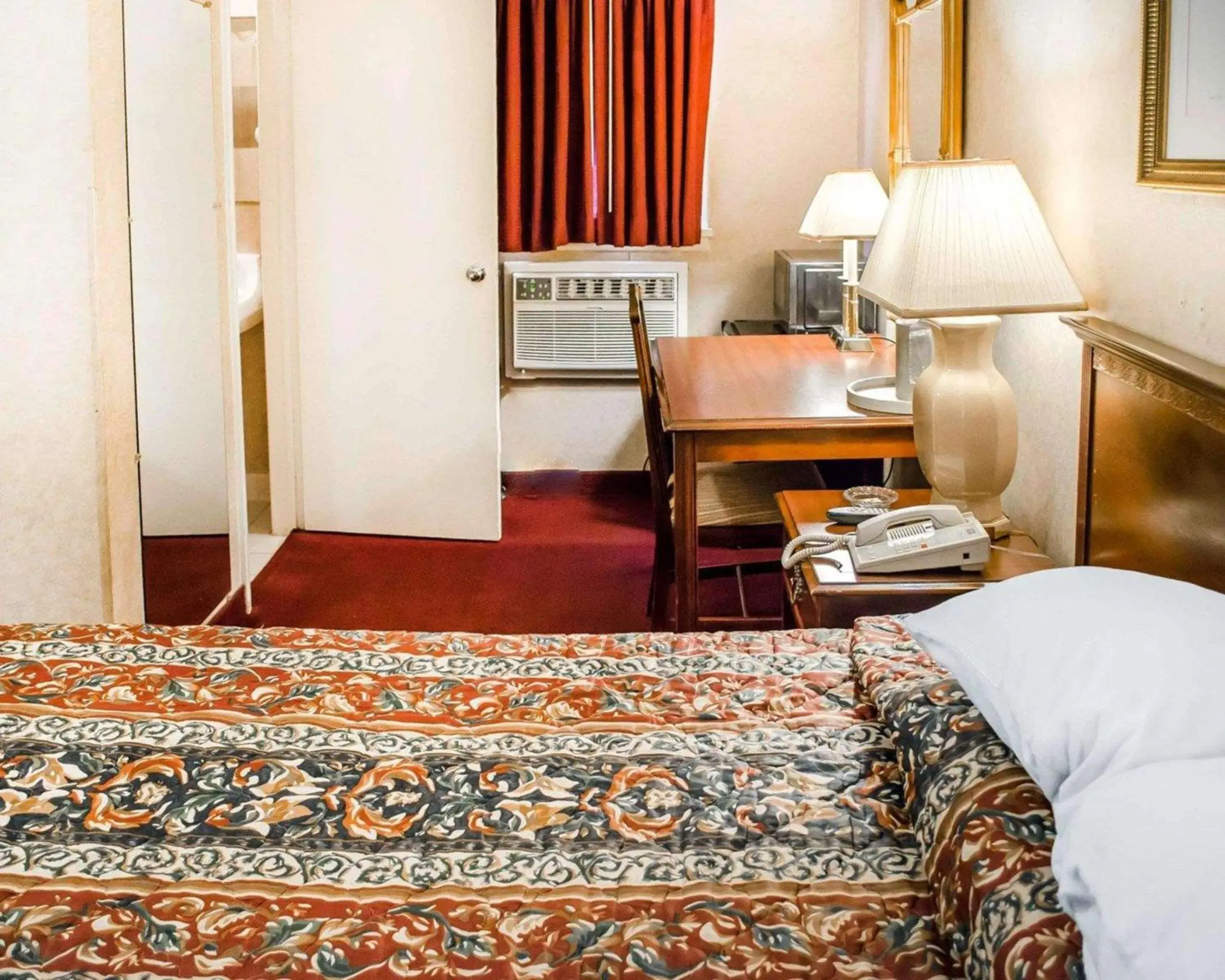 Photo of the whole room, Bed in Rodeway Inn Dillsburg Photo of the whole room, Bed in Rodeway Inn Dillsburg