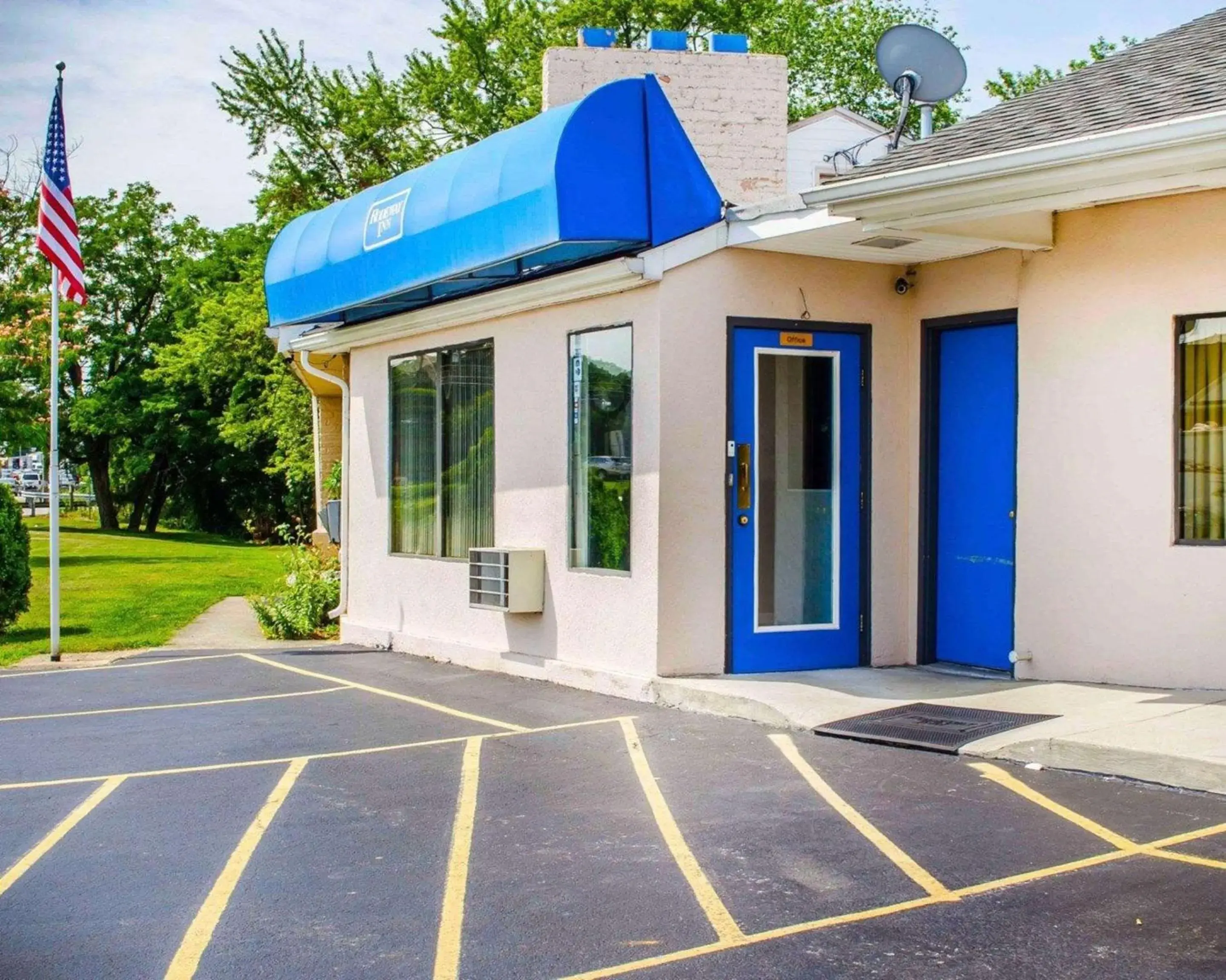 Property building in Rodeway Inn Dillsburg Property building in Rodeway Inn Dillsburg