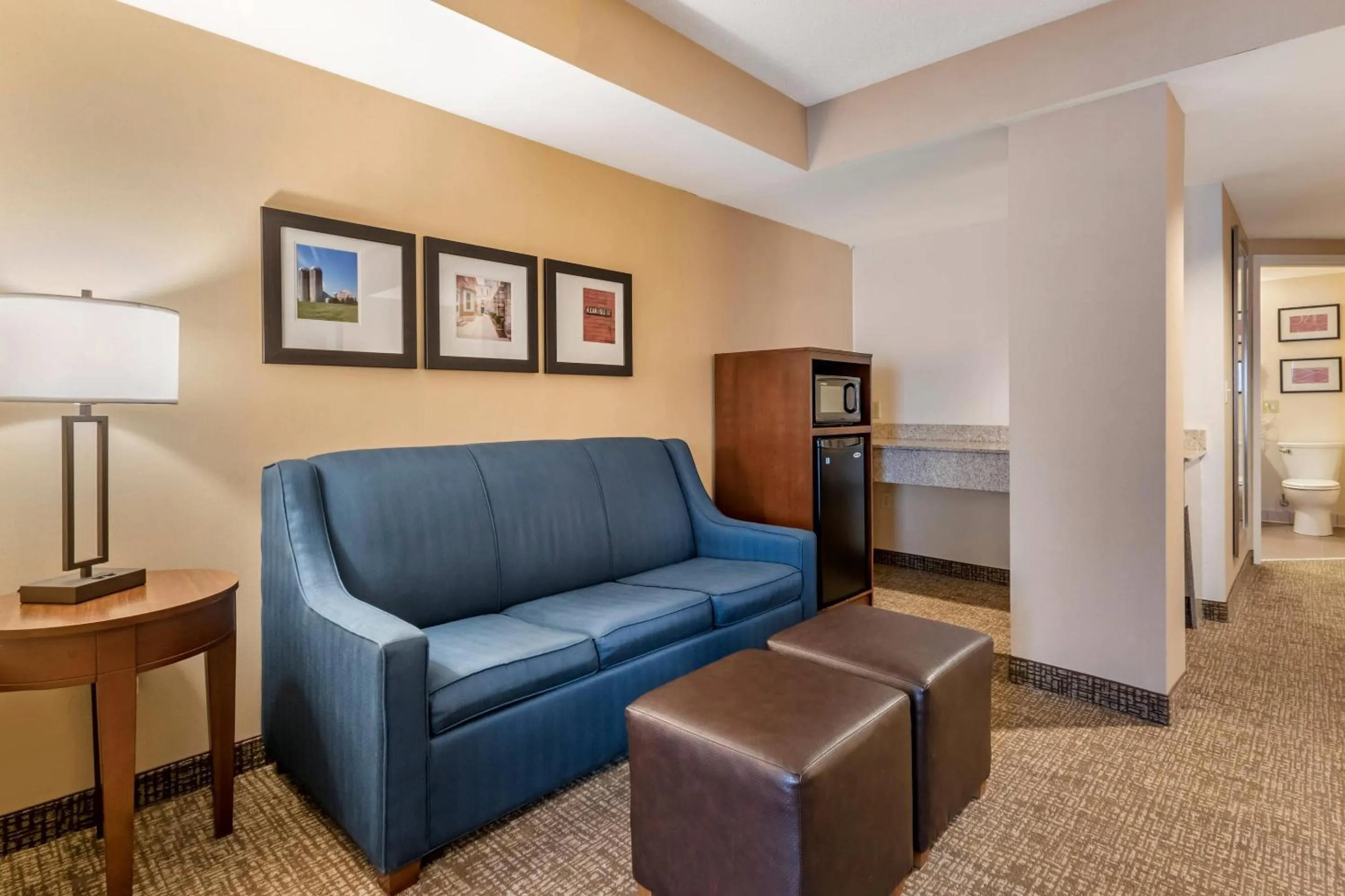 Bedroom in Comfort Suites Downtown Carlisle