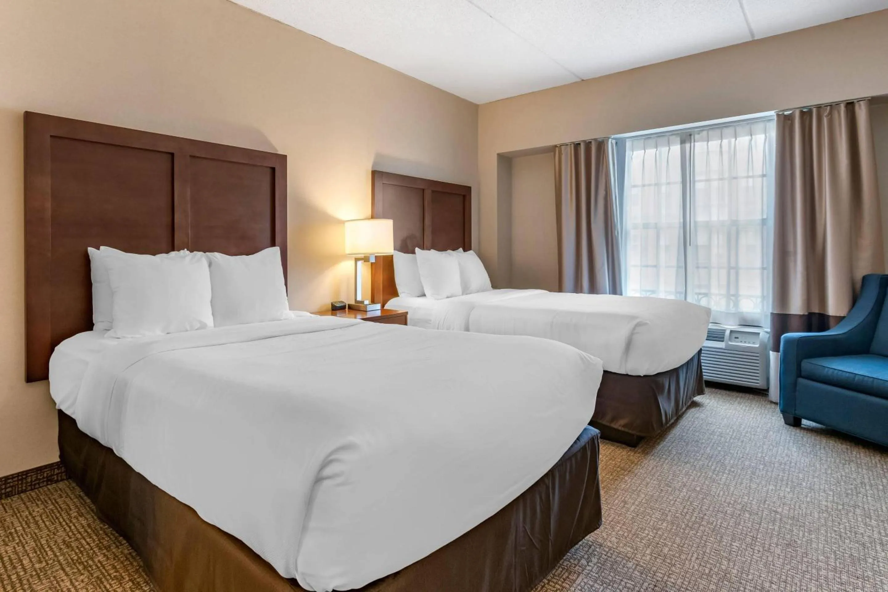 Bedroom, Bed in Comfort Suites Downtown Carlisle