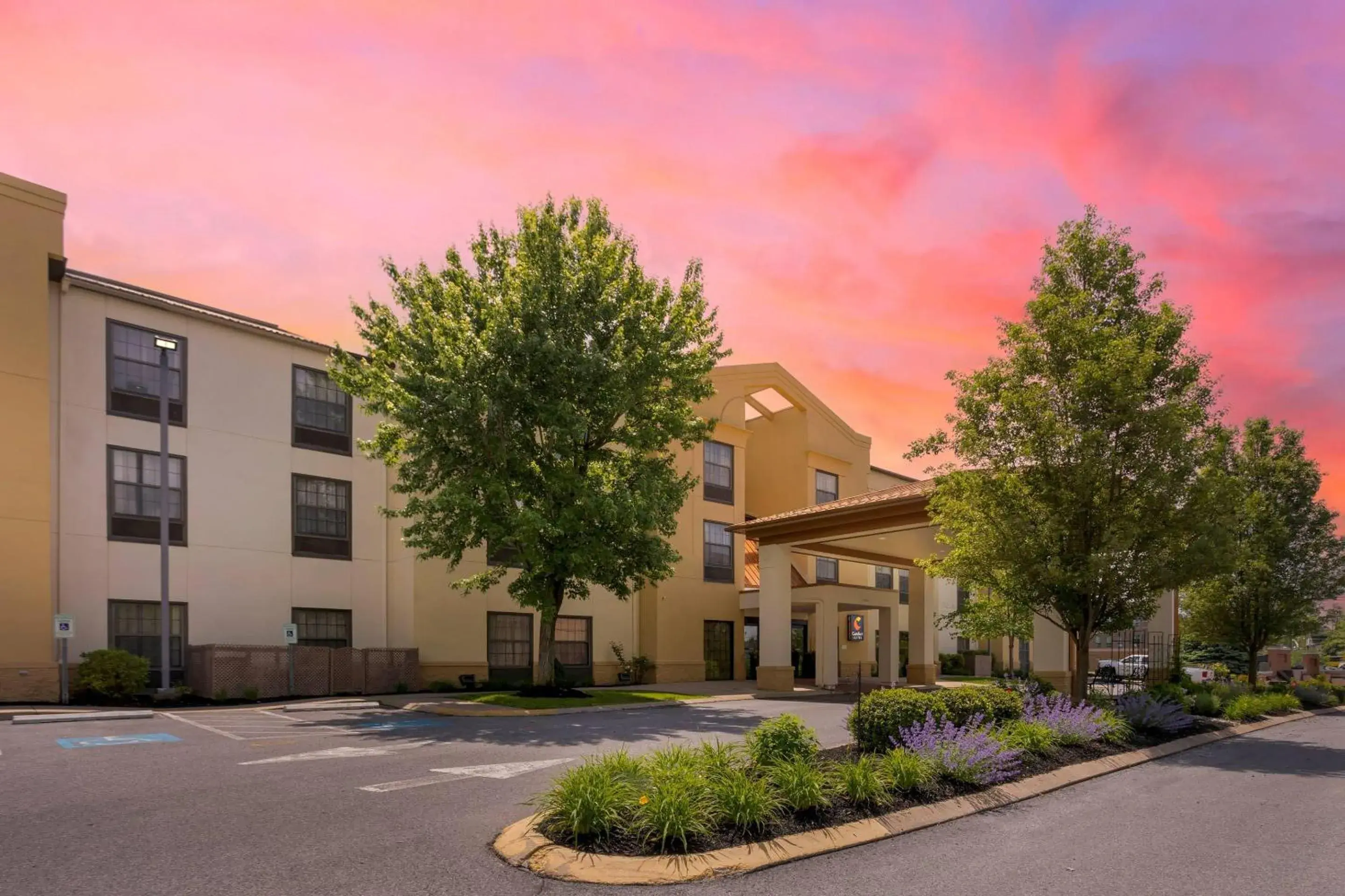 Property building in Comfort Suites State College near Penn State - Steps Away from PSU! Property building in Comfort Suites State College near Penn State - Steps Away from PSU!