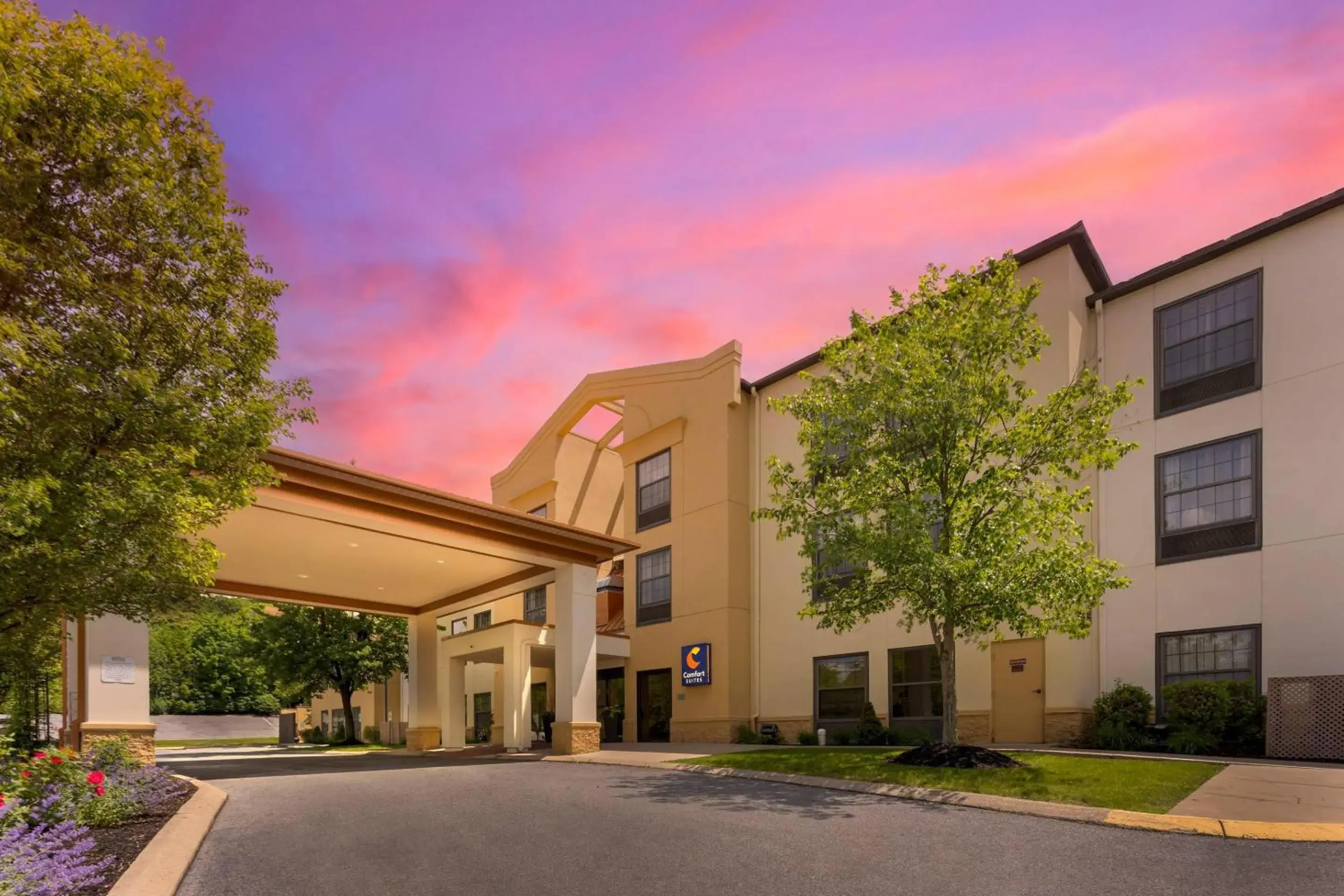 Property building in Comfort Suites State College near Penn State - Steps Away from PSU! Property building in Comfort Suites State College near Penn State - Steps Away from PSU!
