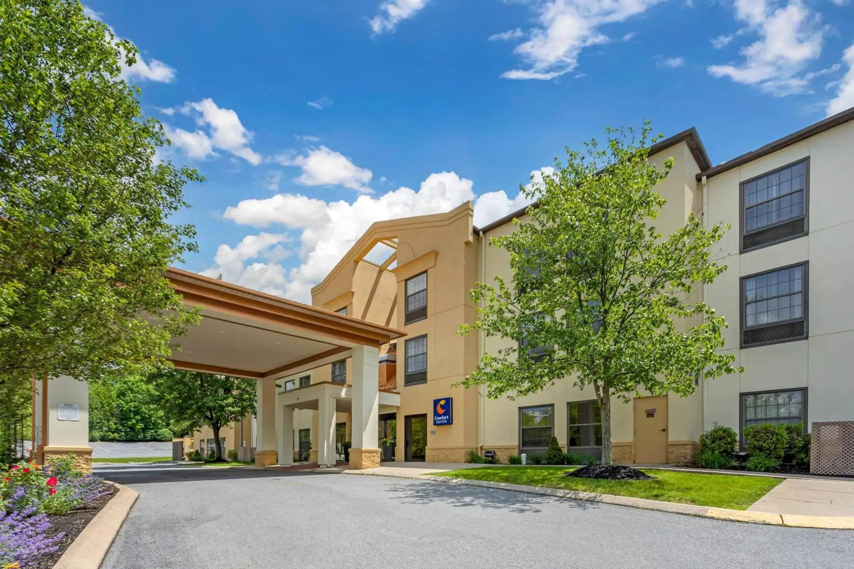 Property building in Comfort Suites State College near Penn State - Steps Away from PSU! Property building in Comfort Suites State College near Penn State - Steps Away from PSU!