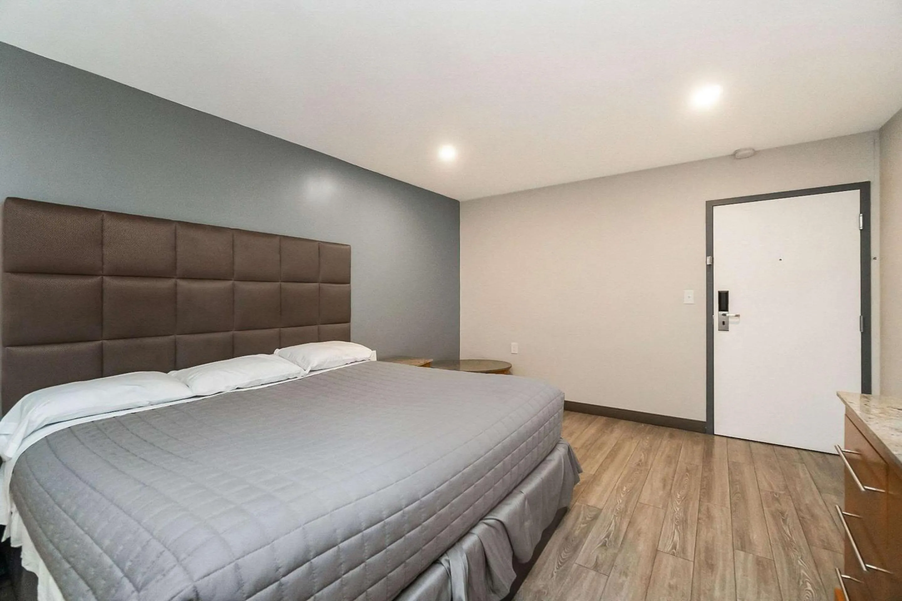 Bedroom in Rodeway Inn Moosic - Scranton