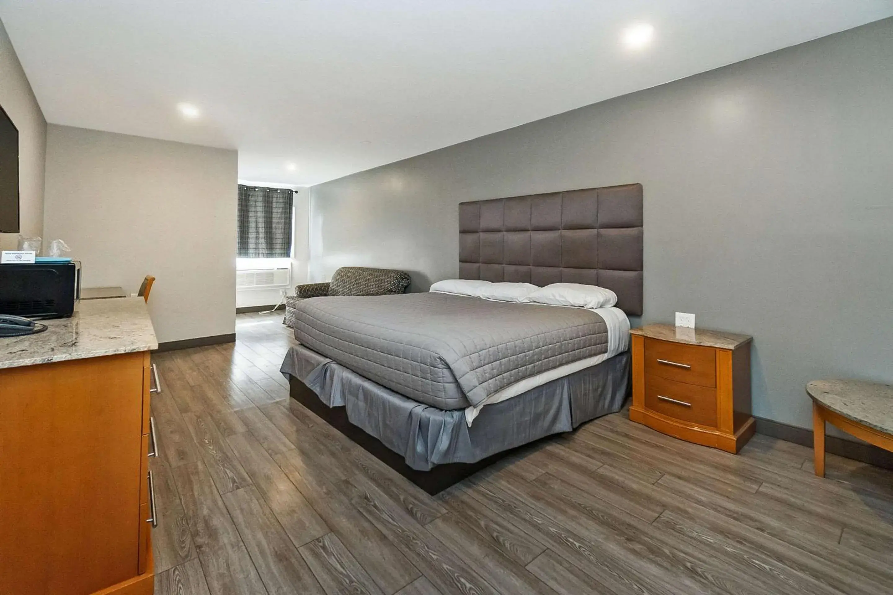 Bedroom, Bed in Rodeway Inn Moosic - Scranton Bedroom, Bed in Rodeway Inn Moosic - Scranton