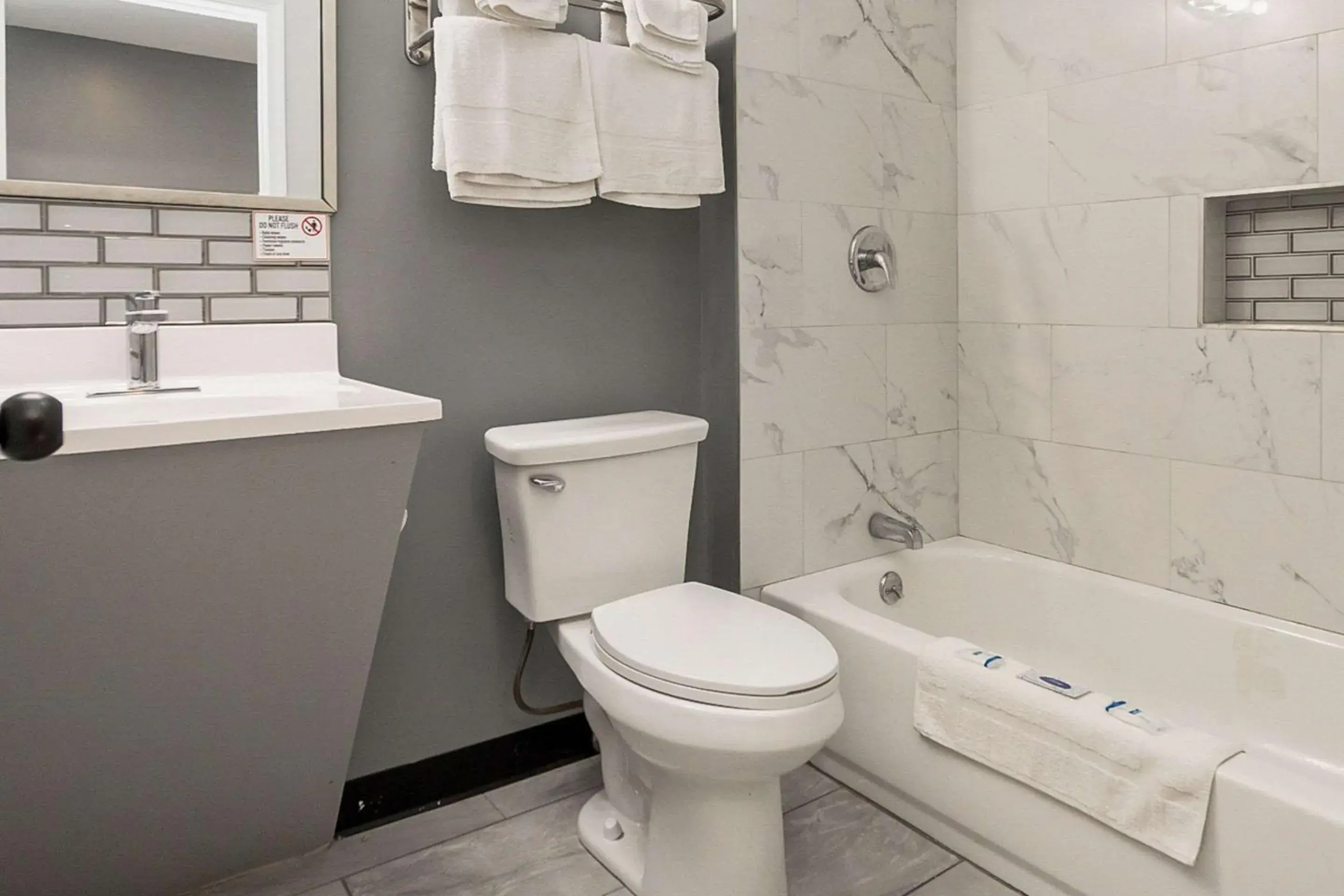 Bedroom in Rodeway Inn Moosic - Scranton Bedroom in Rodeway Inn Moosic - Scranton