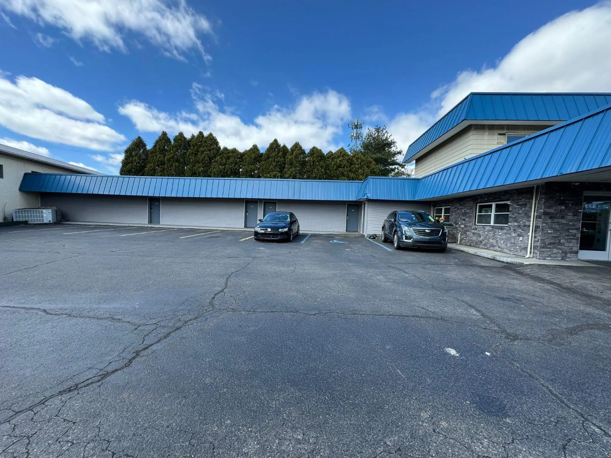 Property building in Rodeway Inn Moosic - Scranton