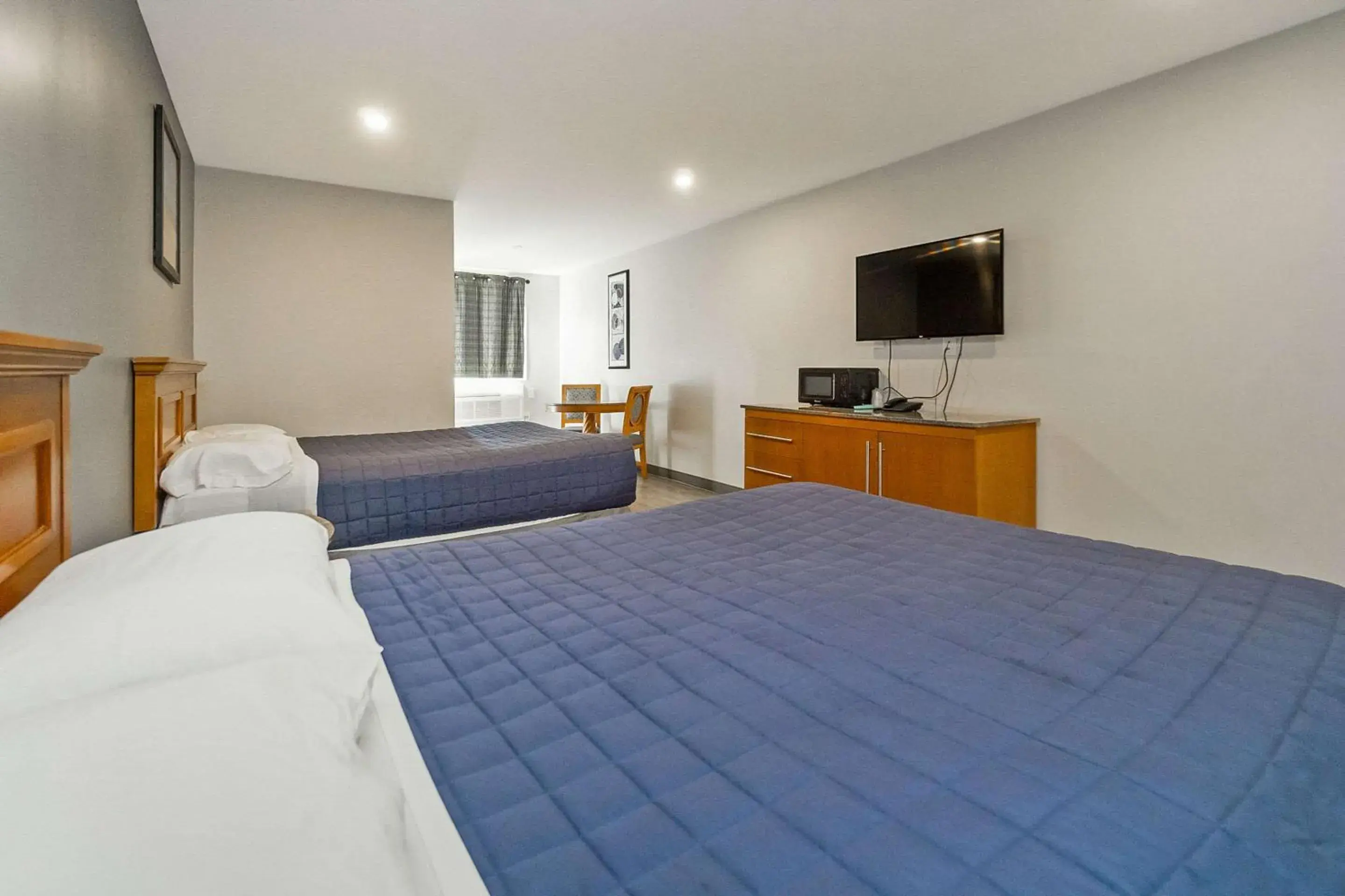 Bedroom in Rodeway Inn Moosic - Scranton Bedroom in Rodeway Inn Moosic - Scranton