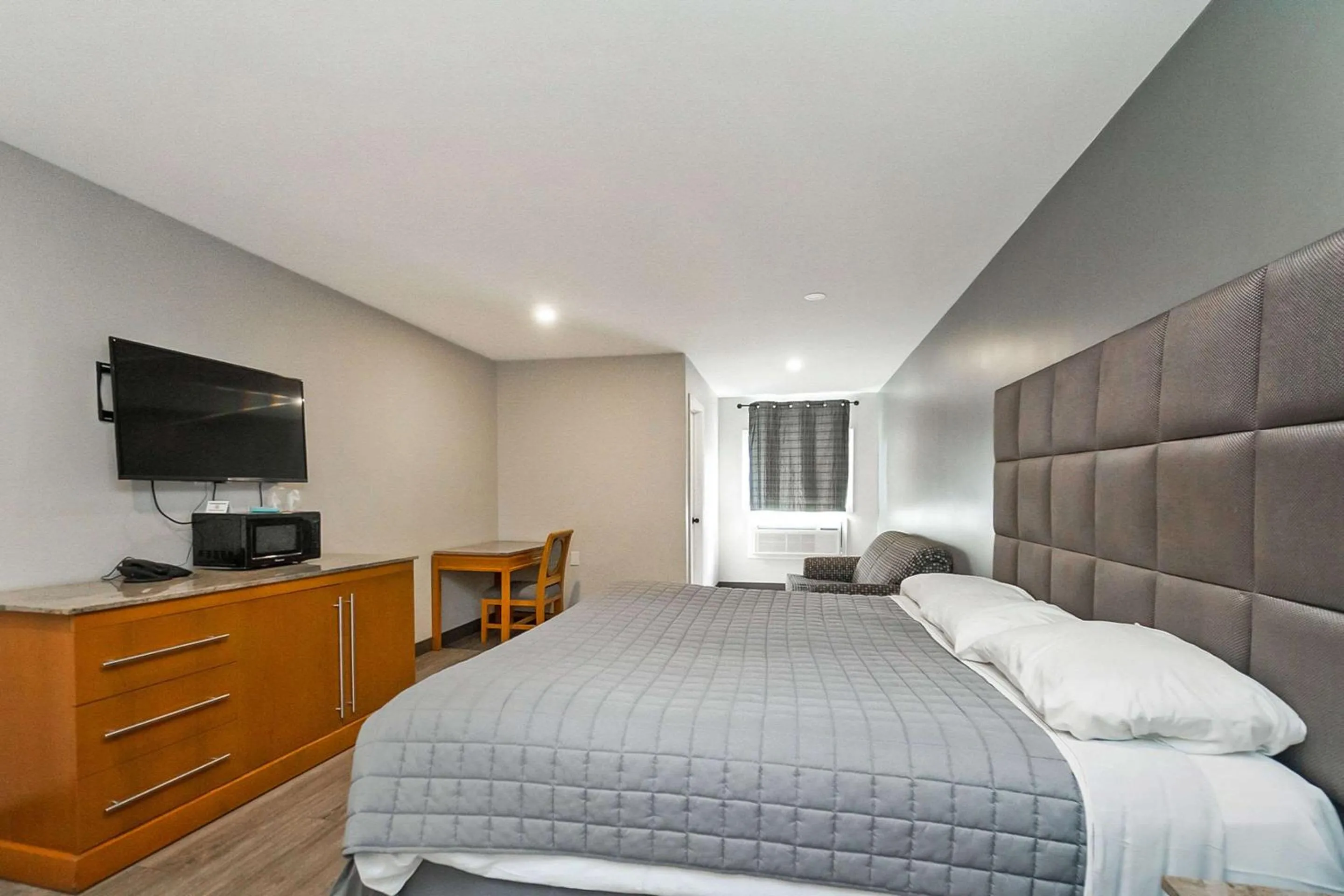 Bedroom in Rodeway Inn Moosic - Scranton