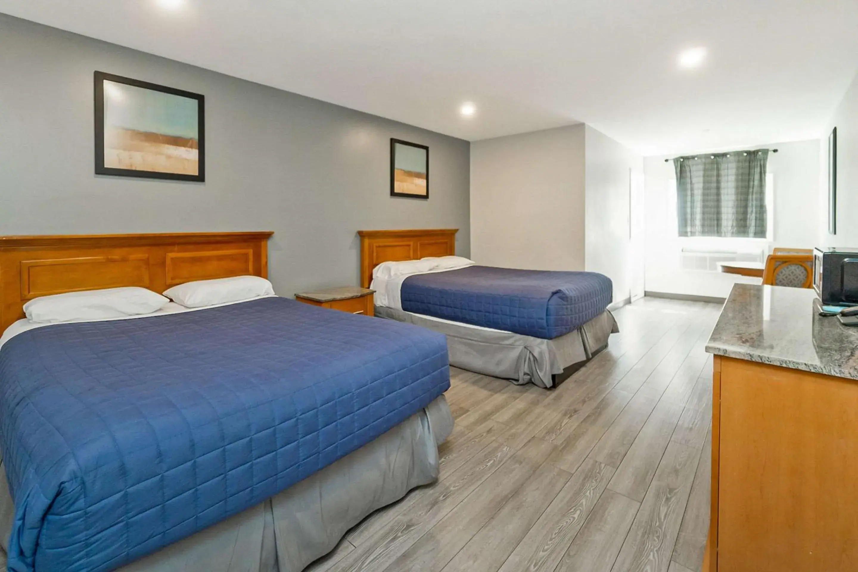 Bedroom in Rodeway Inn Moosic - Scranton Bedroom in Rodeway Inn Moosic - Scranton