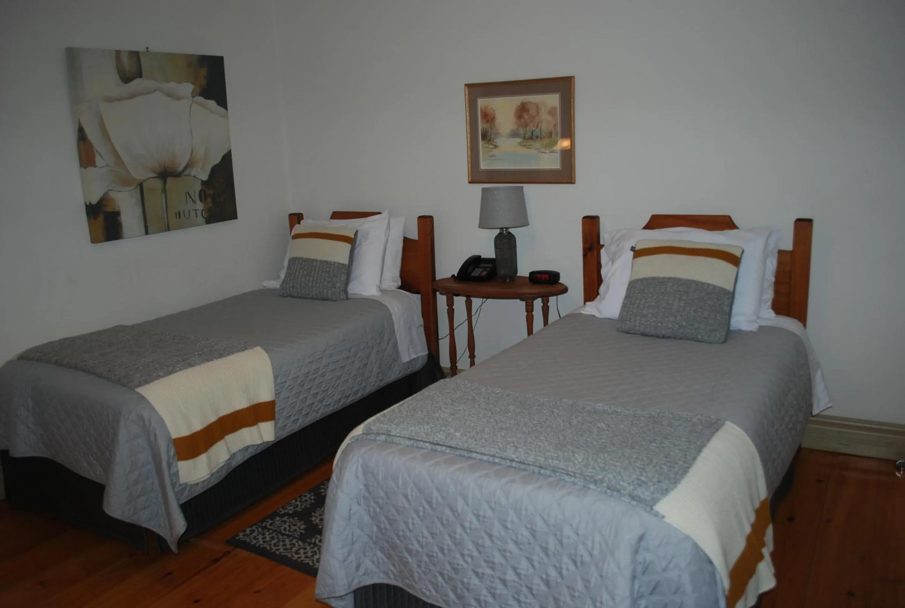 Photo of the whole room, Bed in AUBERGE Knowlton