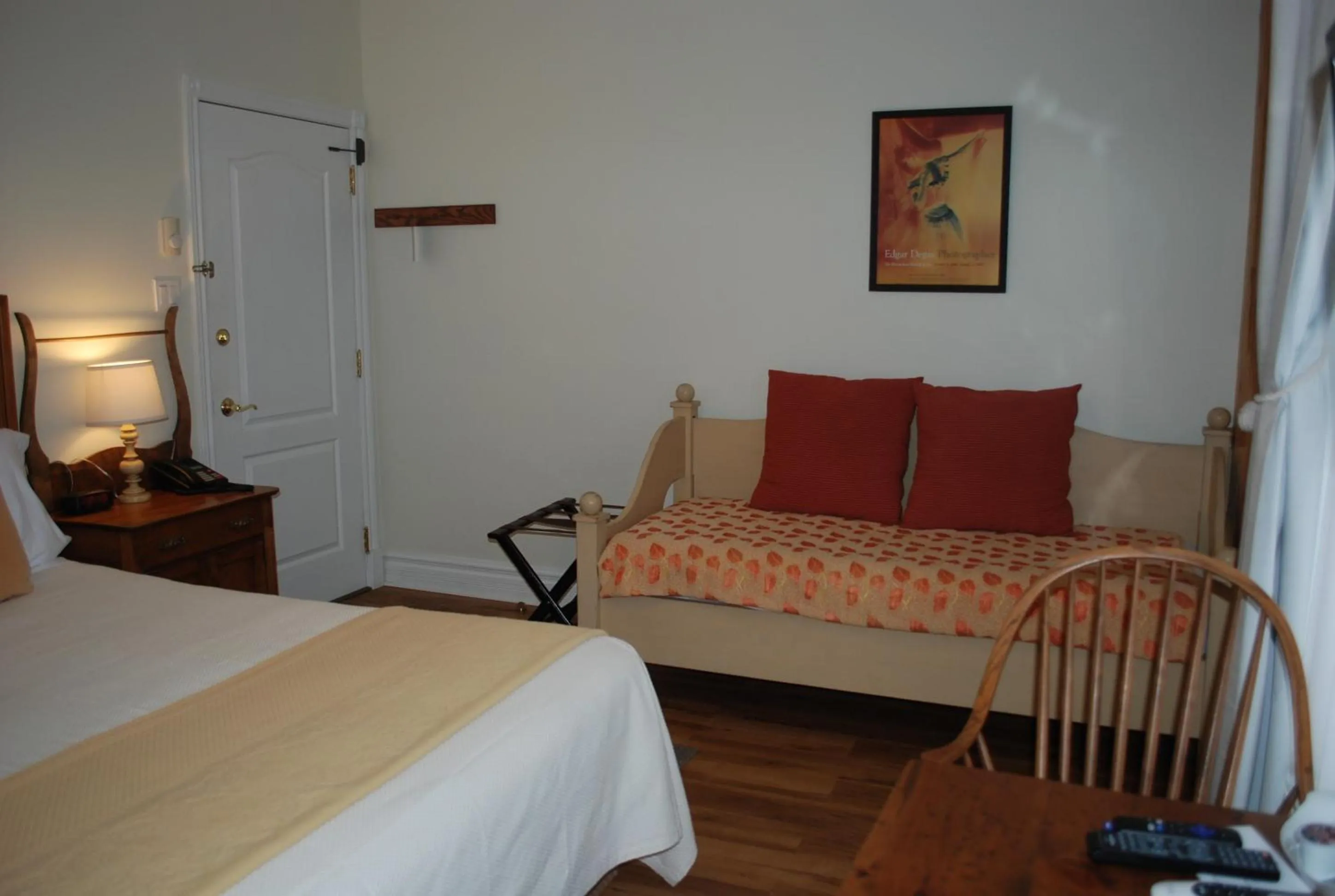 Photo of the whole room, Bed in AUBERGE Knowlton