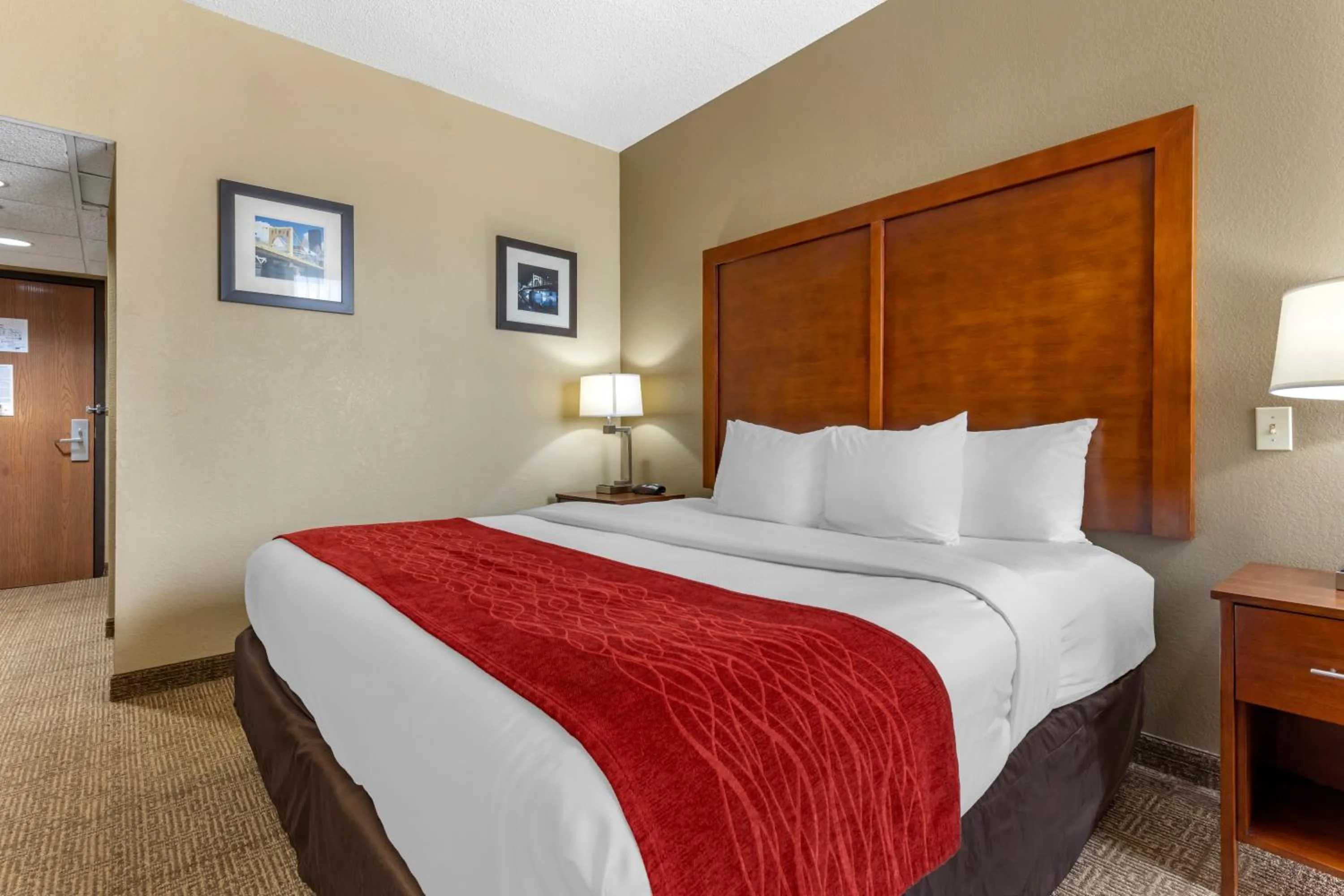 Bedroom, Bed in Comfort Inn Cranberry Twp
