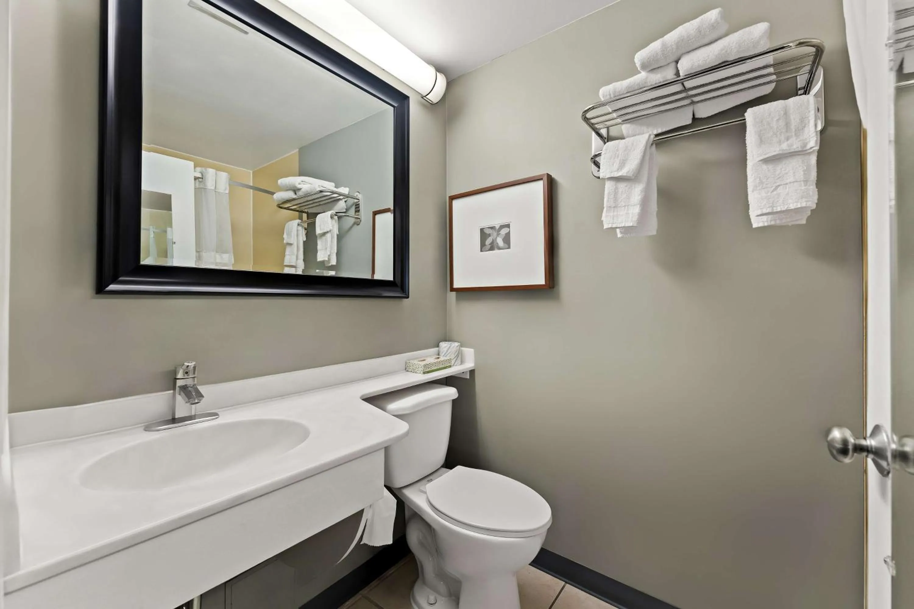 Bathroom in Knights Inn Montgomeryville