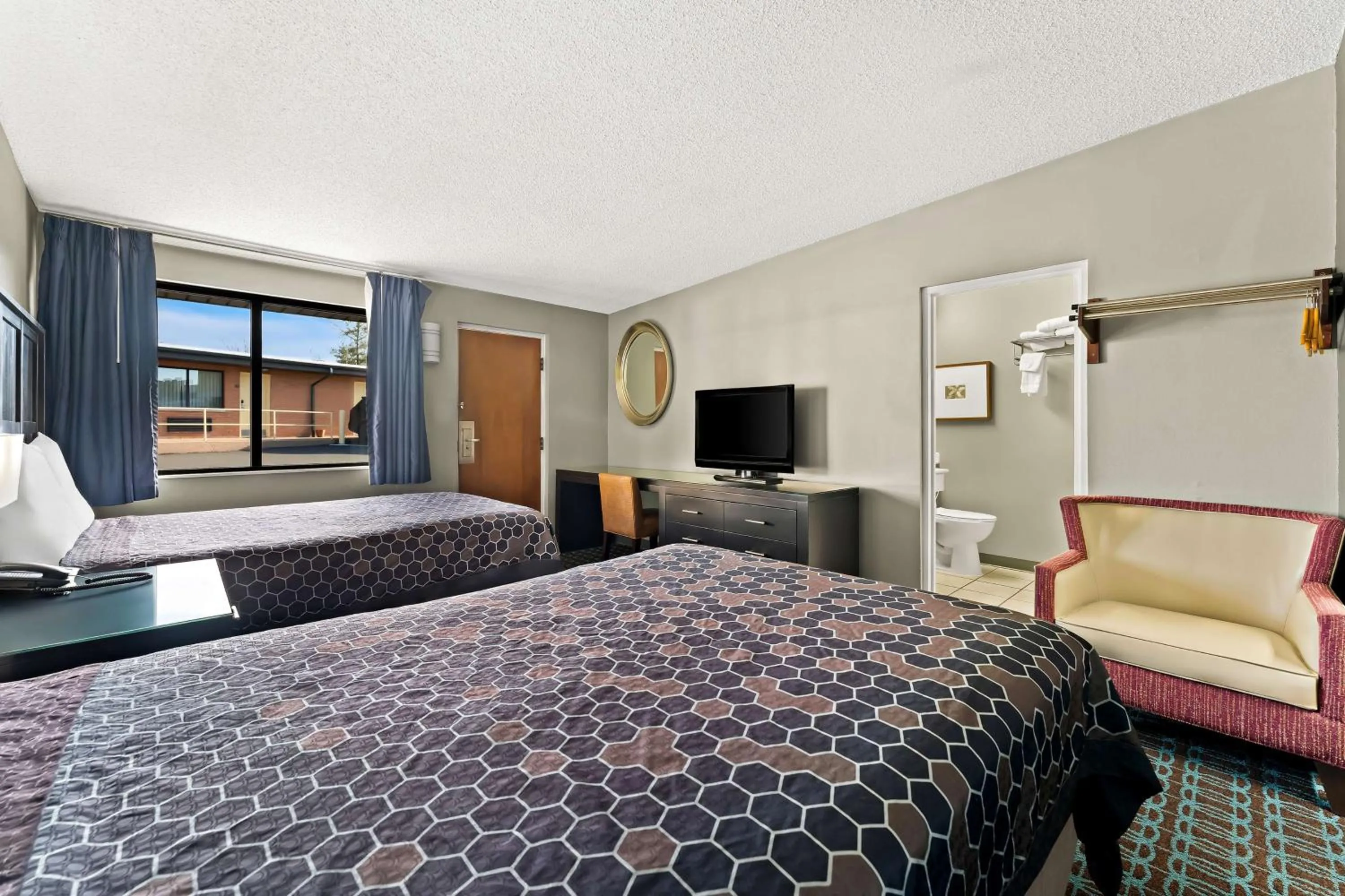 Bedroom, Bed in Knights Inn Montgomeryville
