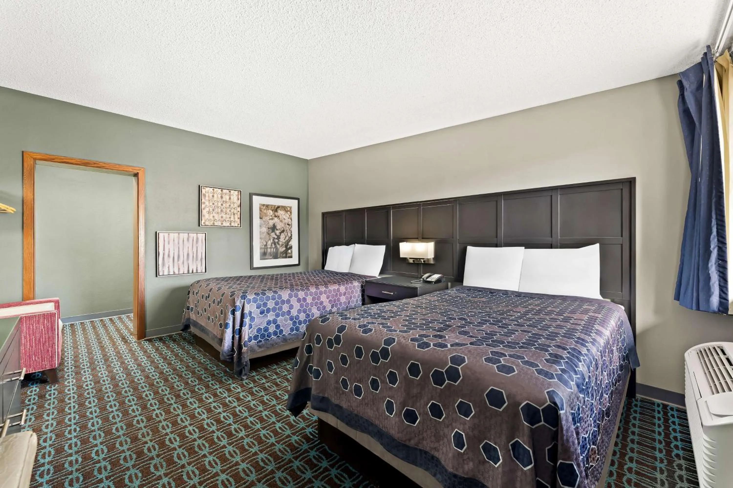 Bedroom, Bed in Knights Inn Montgomeryville