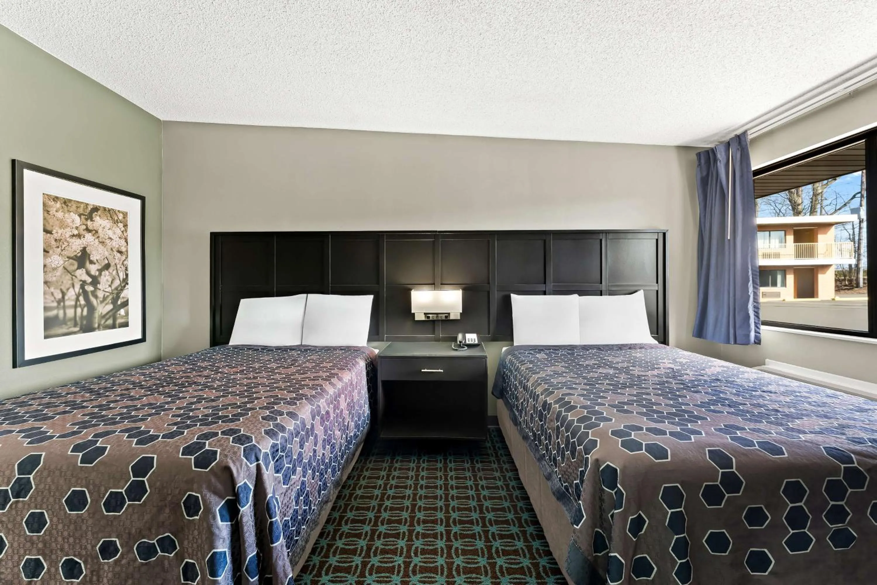 Bedroom, Bed in Knights Inn Montgomeryville