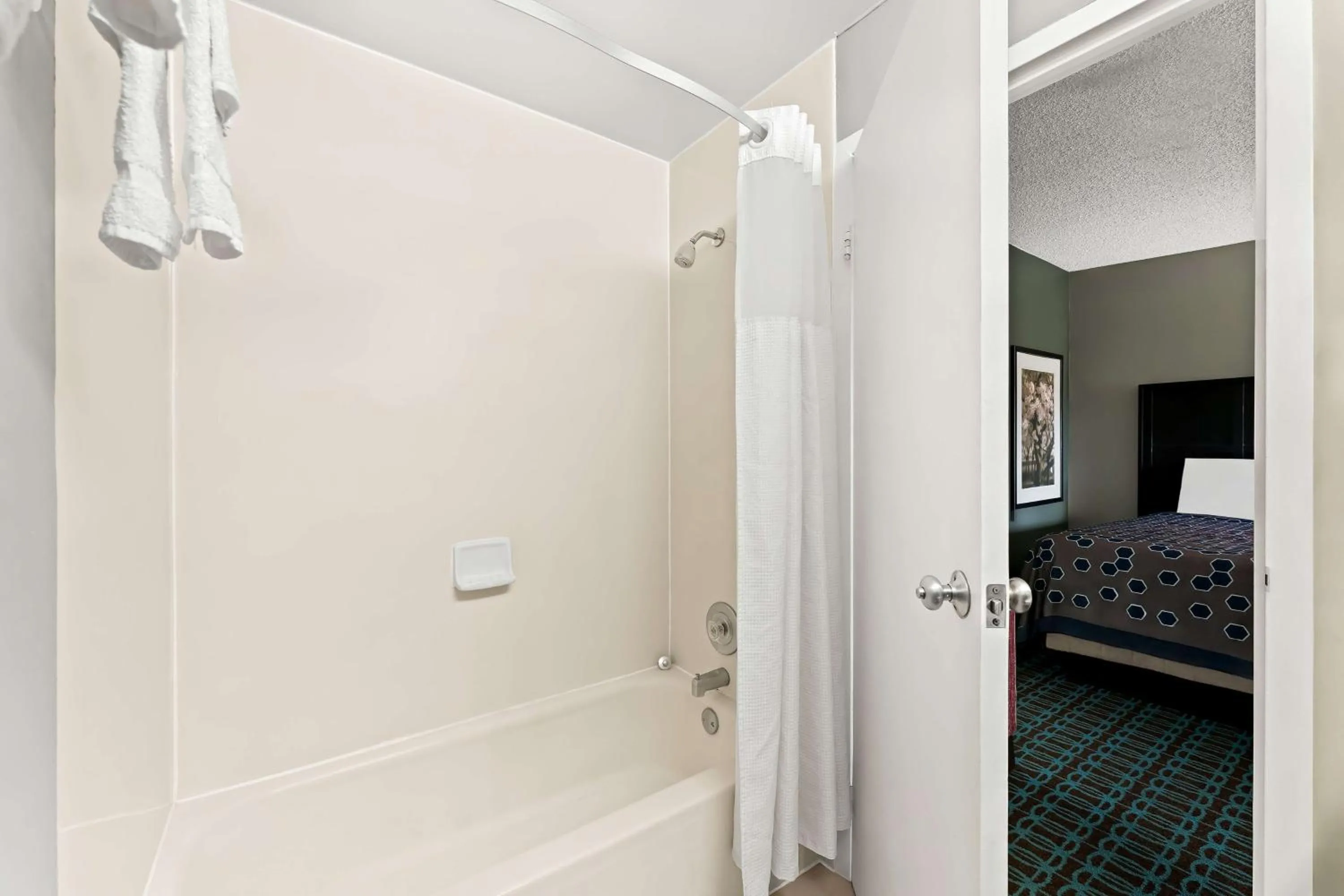 Bathroom, Bed in Knights Inn Montgomeryville