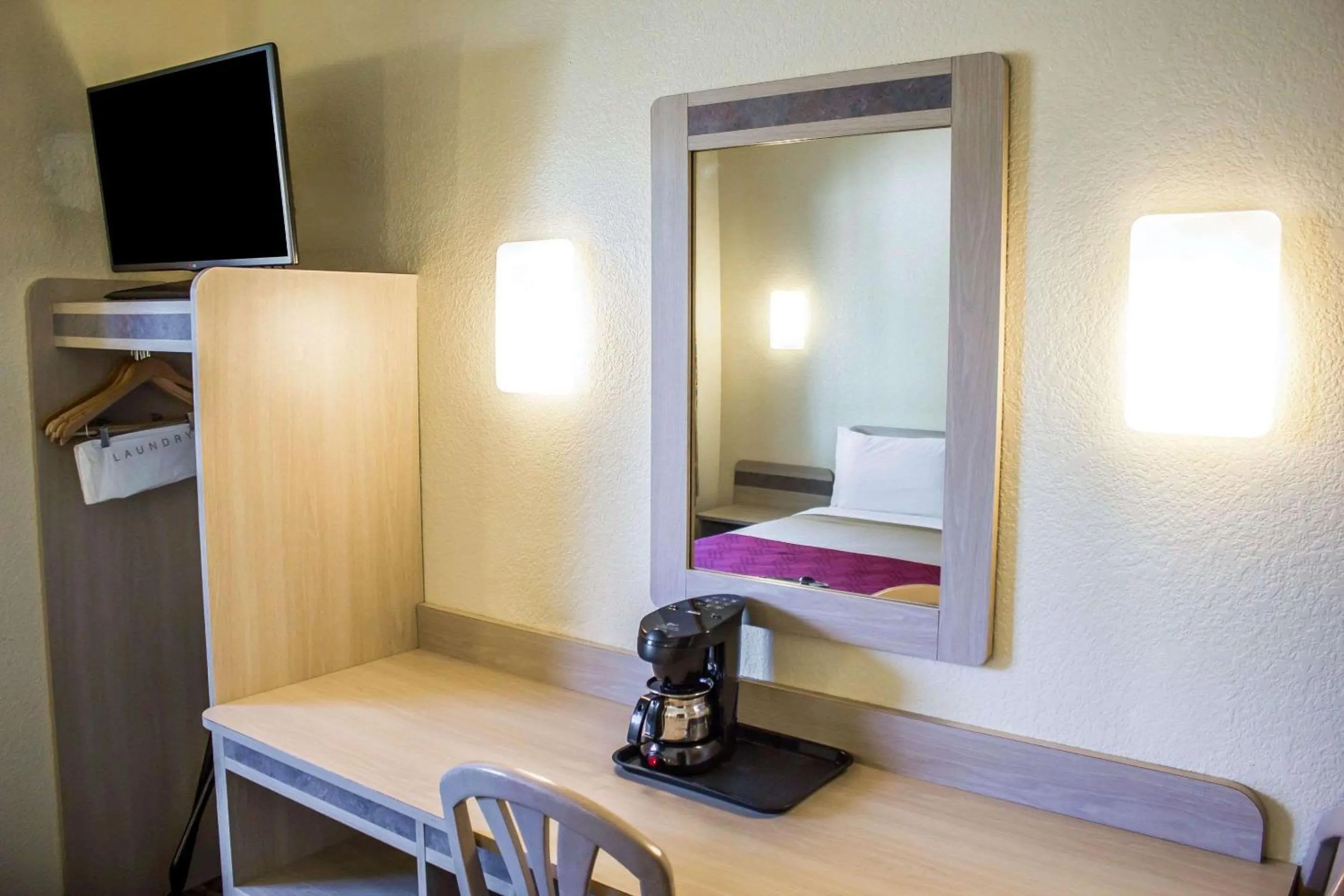 Photo of the whole room in Econo Lodge Meadville