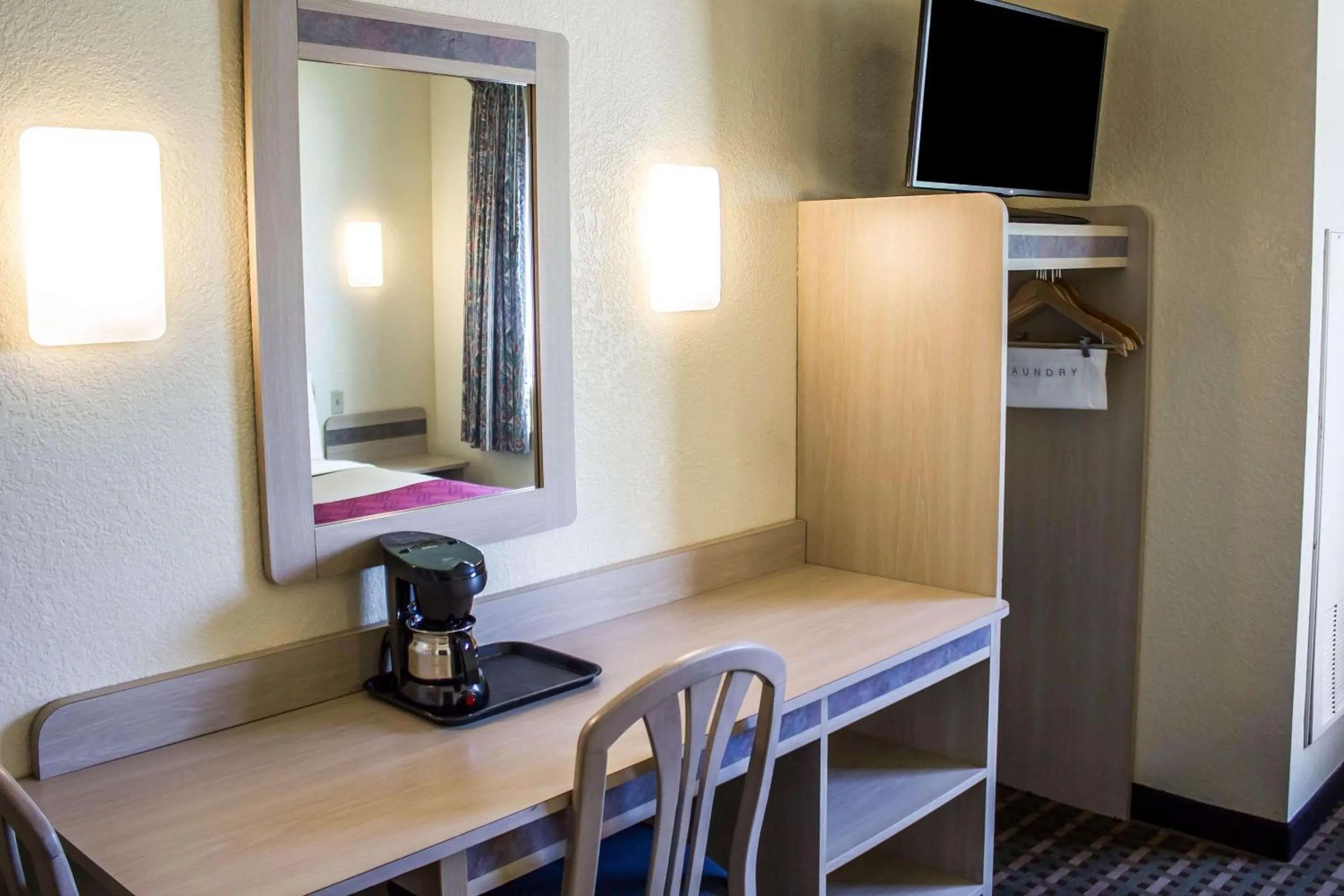 Photo of the whole room in Econo Lodge Meadville