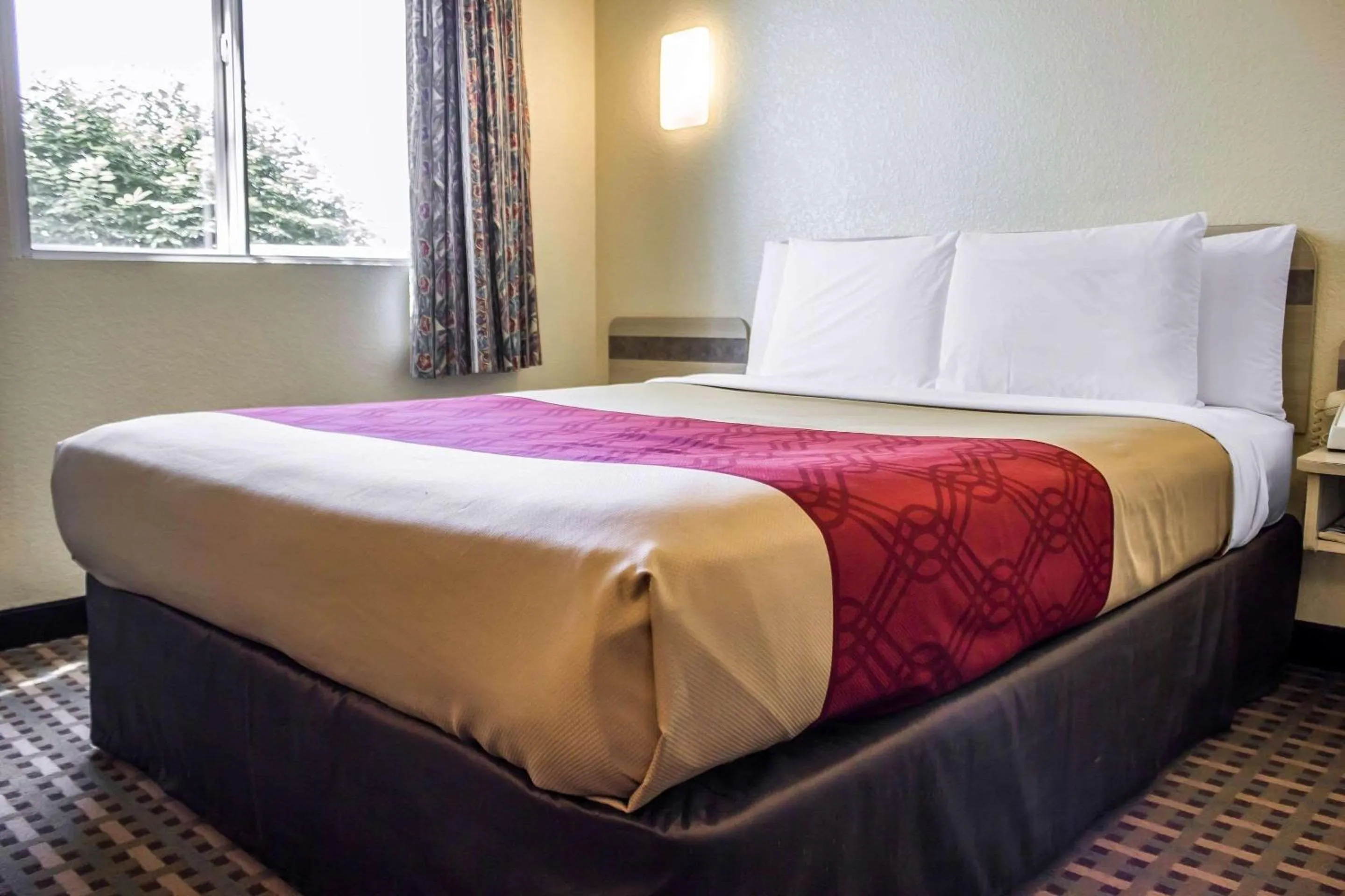 Photo of the whole room, Bed in Econo Lodge Meadville